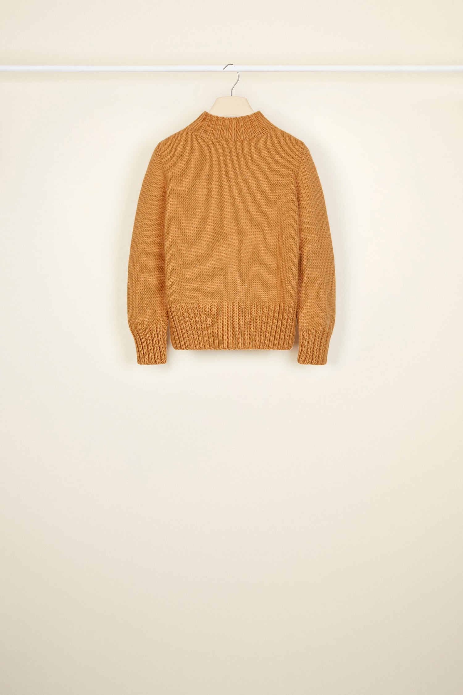 Patou - Cropped intarsia logo jumper - Copper - A logo, a crest, a declaration of style.Copper-hued wool jumper with intarsia logo on the chest in contrasting black. Cropped silhouette with a high neckline. Ribbed collar, cuffs and hem.