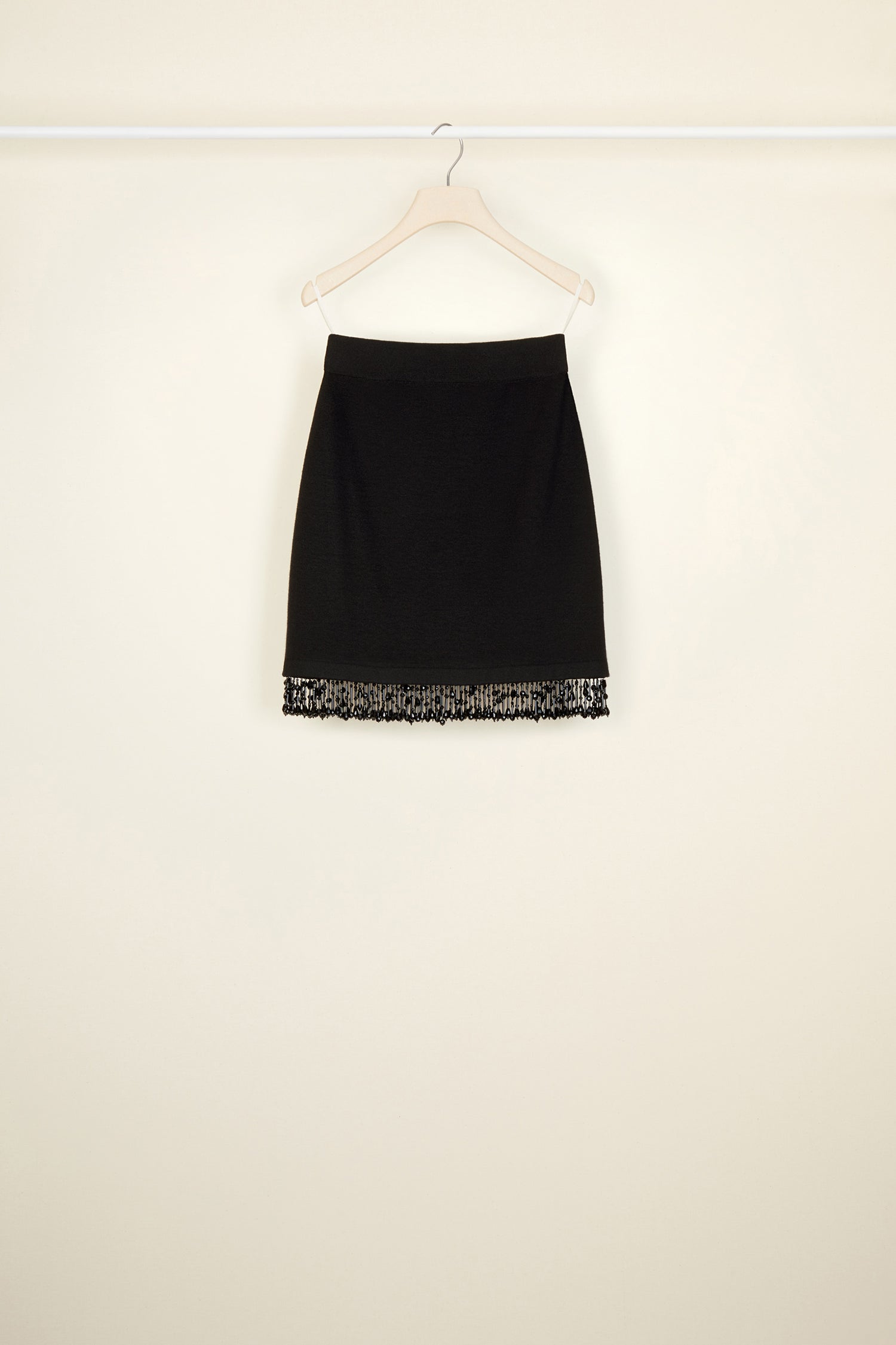 Patou - Jupe courte en maille à ourlet perles - Black - Frivolité des perles, simplicité de la maille.Jupe courte en laine mérinos extra-fine noire. Silhouette ajustée. Ourlet ornée d’une frange de perles noires.