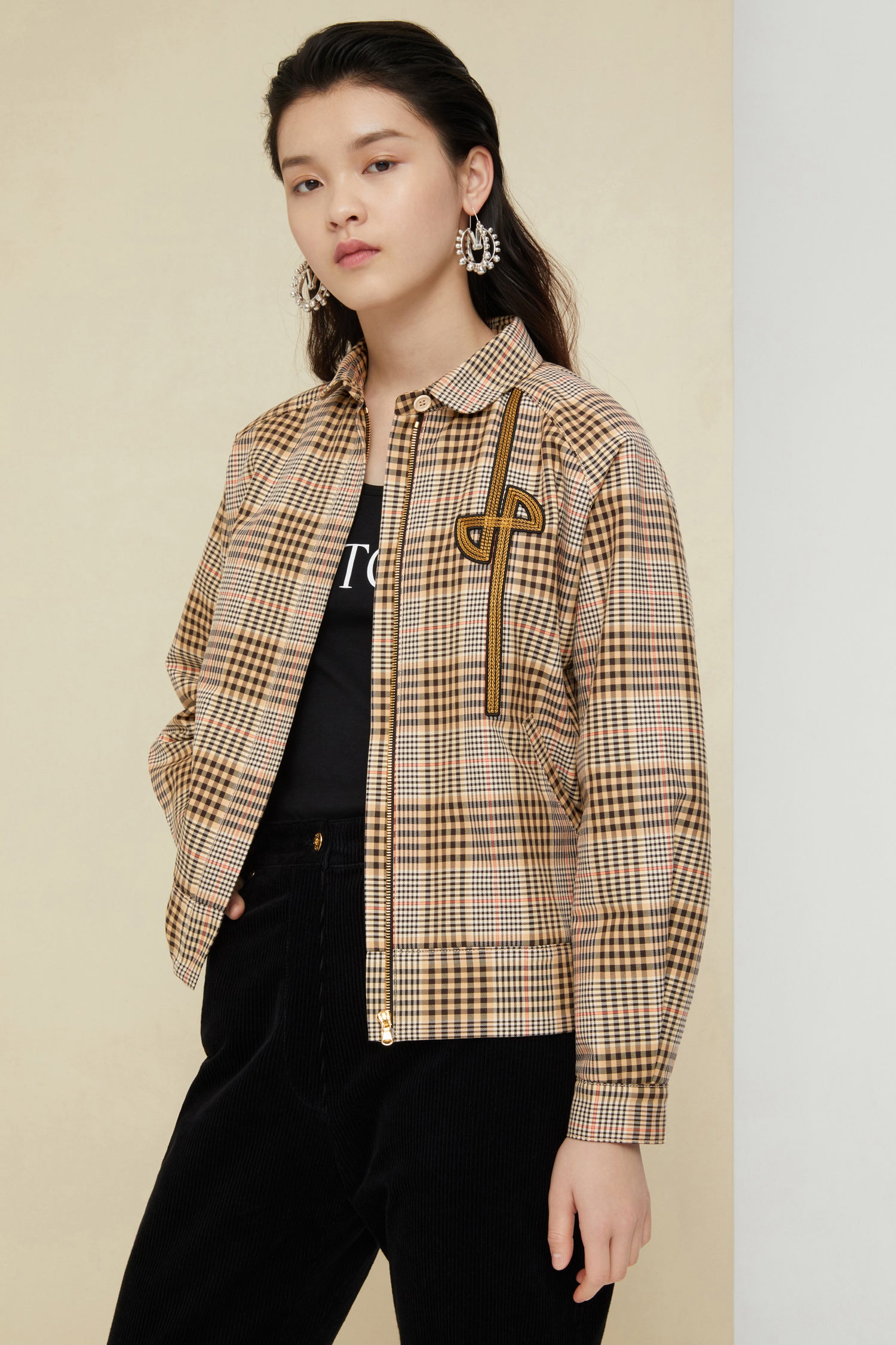 Patou - Blouson en coton tartan - Tartan - Le tartan à l’heure contemporaine.Blouson en gabardine de coton à motif tartan. Modèle court avec un bouton au col, fermeture par glissière dissimulée. Logo Patou brodé en lettres dorées sur le devant. Poignets boutonnés, taille élastiquée. Poches latérales.