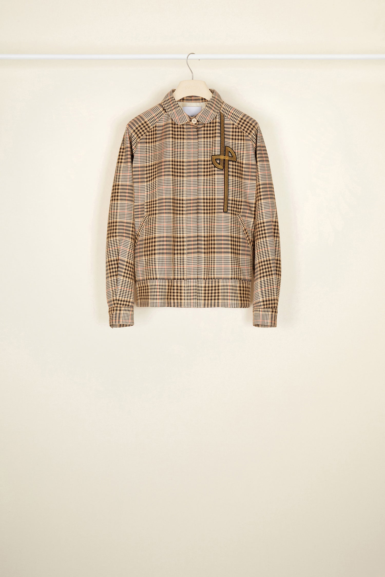 Patou - Blouson en coton tartan - Tartan - Le tartan à l’heure contemporaine.Blouson en gabardine de coton à motif tartan. Modèle court avec un bouton au col, fermeture par glissière dissimulée. Logo Patou brodé en lettres dorées sur le devant. Poignets boutonnés, taille élastiquée. Poches latérales.