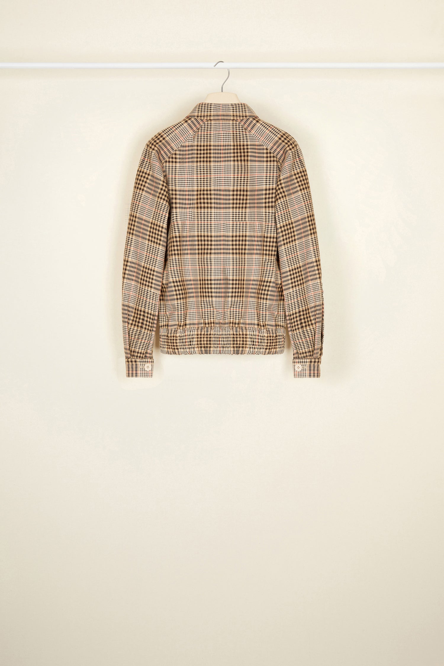 Patou - Blouson en coton tartan - Tartan - Le tartan à l’heure contemporaine.Blouson en gabardine de coton à motif tartan. Modèle court avec un bouton au col, fermeture par glissière dissimulée. Logo Patou brodé en lettres dorées sur le devant. Poignets boutonnés, taille élastiquée. Poches latérales.