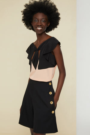 Haut en soie à découpes