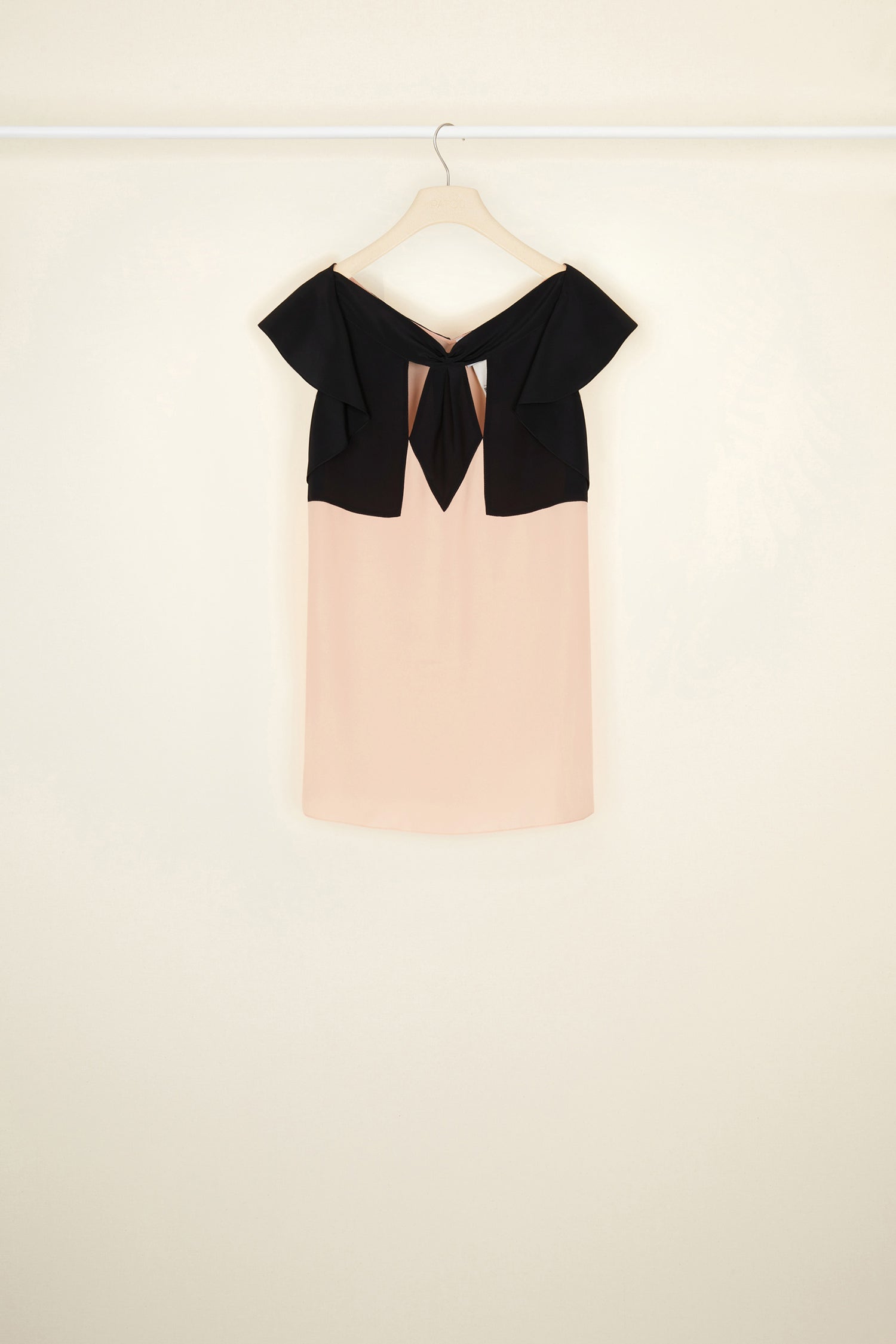 Patou - Haut en soie à découpes - Coral Black - Jeux graphiques en deux teintes.Haut en crêpe de soie corail et noir. Découpes graphiques et encolure drapée. Manches courtes à volants.