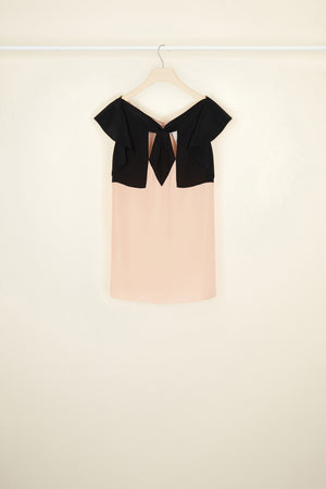 Haut en soie à découpes