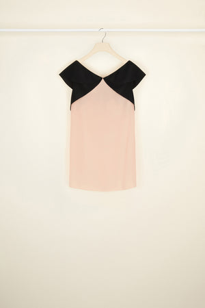 Haut en soie à découpes