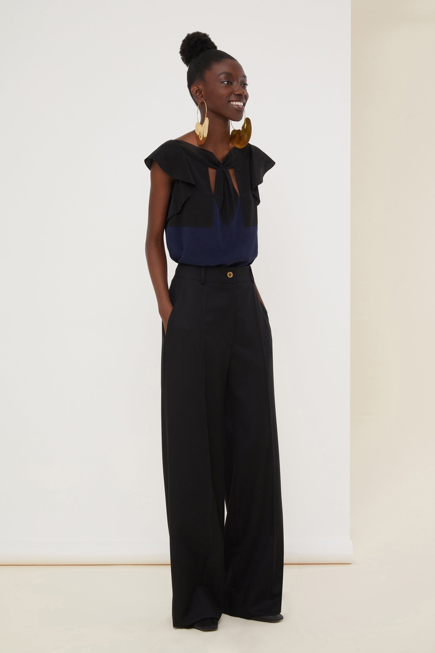 Patou - Top in seta bicolore - Navy Black - L’eleganza grafica dei blocchi di colore.Top in crepe di seta blu e nero. Tagli grafici e scollo drappeggiato. Maniche corte con balze a contrasto.