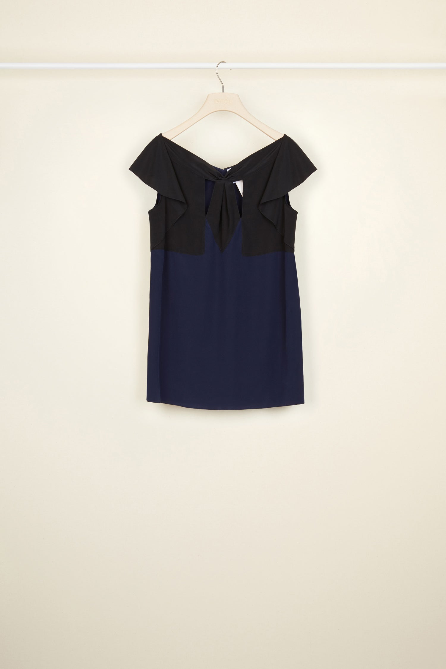 Patou - Top in seta bicolore - Navy Black - L’eleganza grafica dei blocchi di colore.Top in crepe di seta blu e nero. Tagli grafici e scollo drappeggiato. Maniche corte con balze a contrasto.