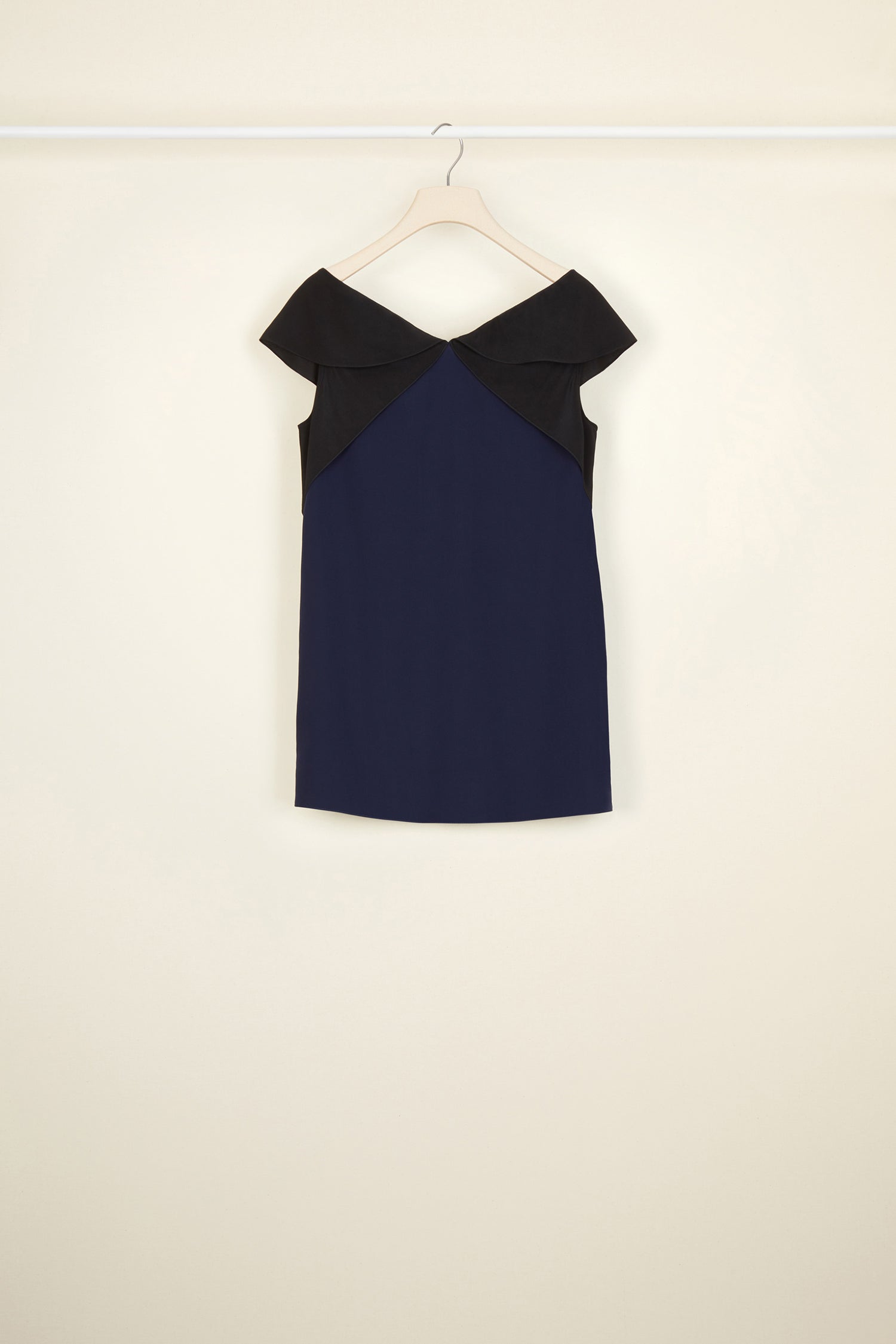 Patou - Top in seta bicolore - Navy Black - L’eleganza grafica dei blocchi di colore.Top in crepe di seta blu e nero. Tagli grafici e scollo drappeggiato. Maniche corte con balze a contrasto.