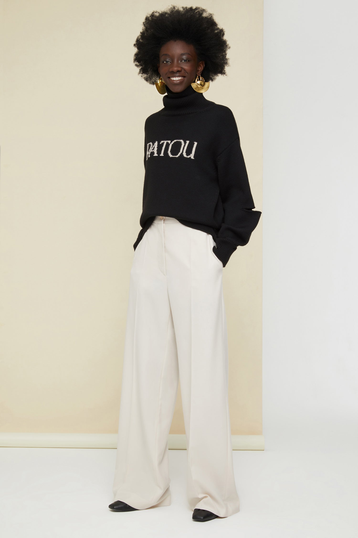 Patou - Pantalone a gamba dritta in lana vergine - Champagne - Silhouette slanciata e dettagli couture: il pantalone con la P maiuscola.Pantalone a gamba dritta in lana vergine nera. Chiusura con bottone oro inciso JP e cerniera davanti. Passanti sul fronte, pince sul retro. Tasche laterali. Foderato.