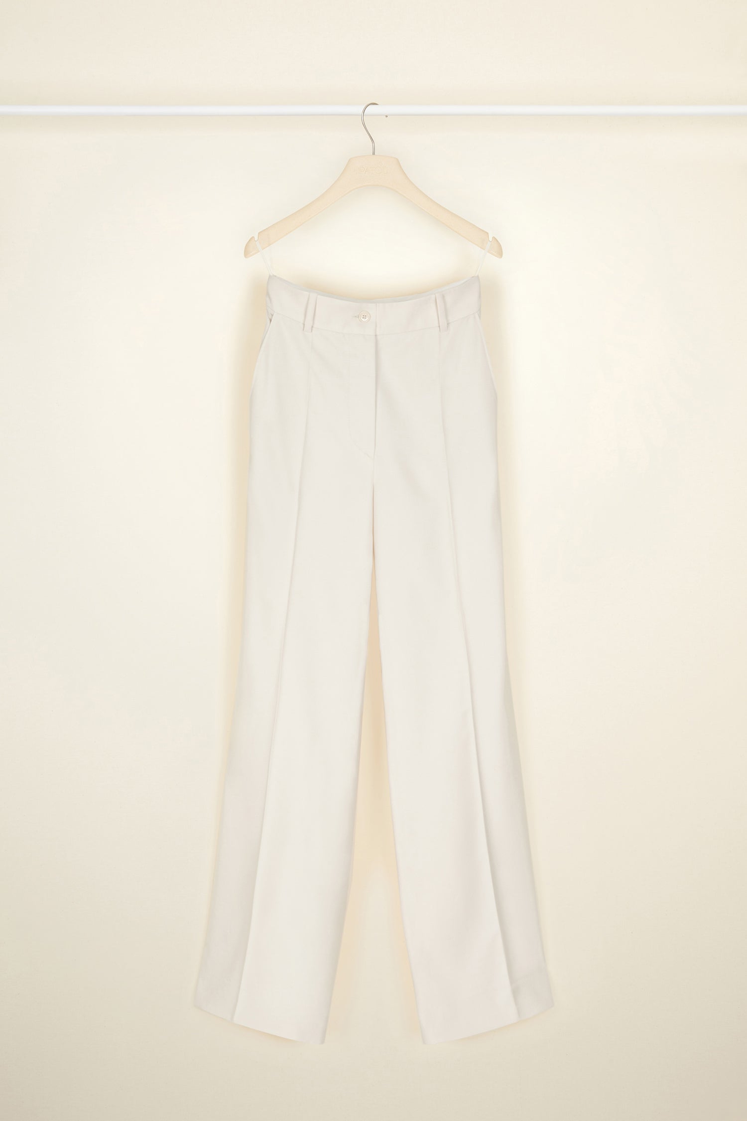 Patou - Pantalone a gamba dritta in lana vergine - Champagne - Silhouette slanciata e dettagli couture: il pantalone con la P maiuscola.Pantalone a gamba dritta in lana vergine nera. Chiusura con bottone oro inciso JP e cerniera davanti. Passanti sul fronte, pince sul retro. Tasche laterali. Foderato.