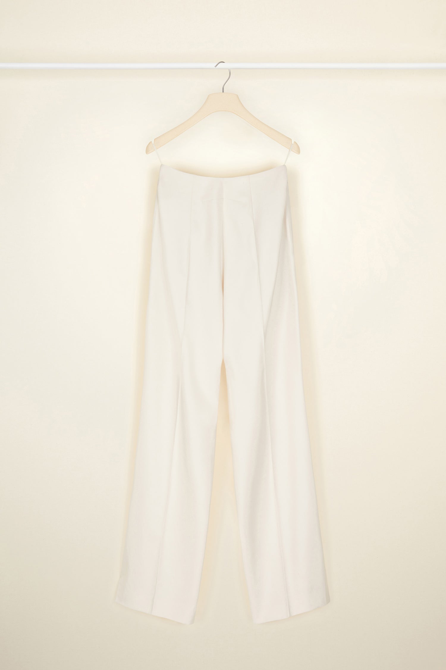 Patou - Pantalone a gamba dritta in lana vergine - Champagne - Silhouette slanciata e dettagli couture: il pantalone con la P maiuscola.Pantalone a gamba dritta in lana vergine nera. Chiusura con bottone oro inciso JP e cerniera davanti. Passanti sul fronte, pince sul retro. Tasche laterali. Foderato.
