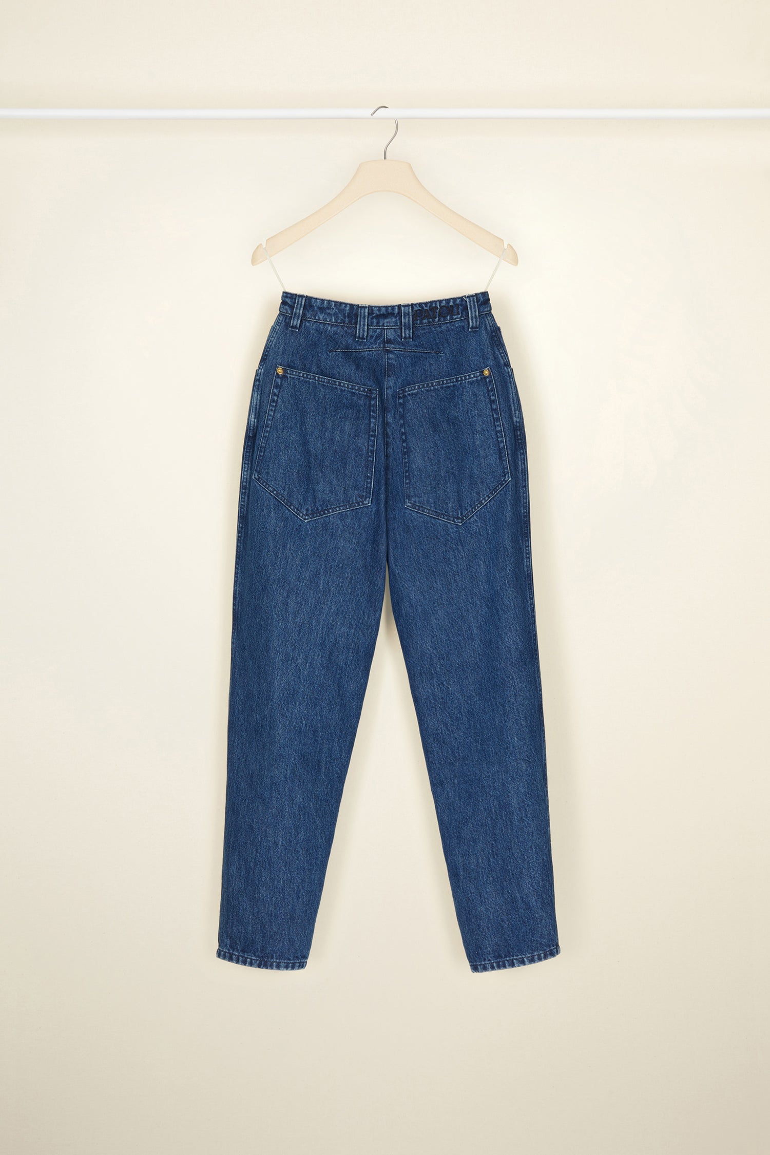 Patou - Pantalone carrot in denim bio - Indigo Blue - Il denim cambia direzione.Una nuova silhouette affusolata in denim bio blu indigo. Modello a cinque tasche con rivetti dorati. Passanti da cintura. Logo Patou ricamato e pince sul retro.