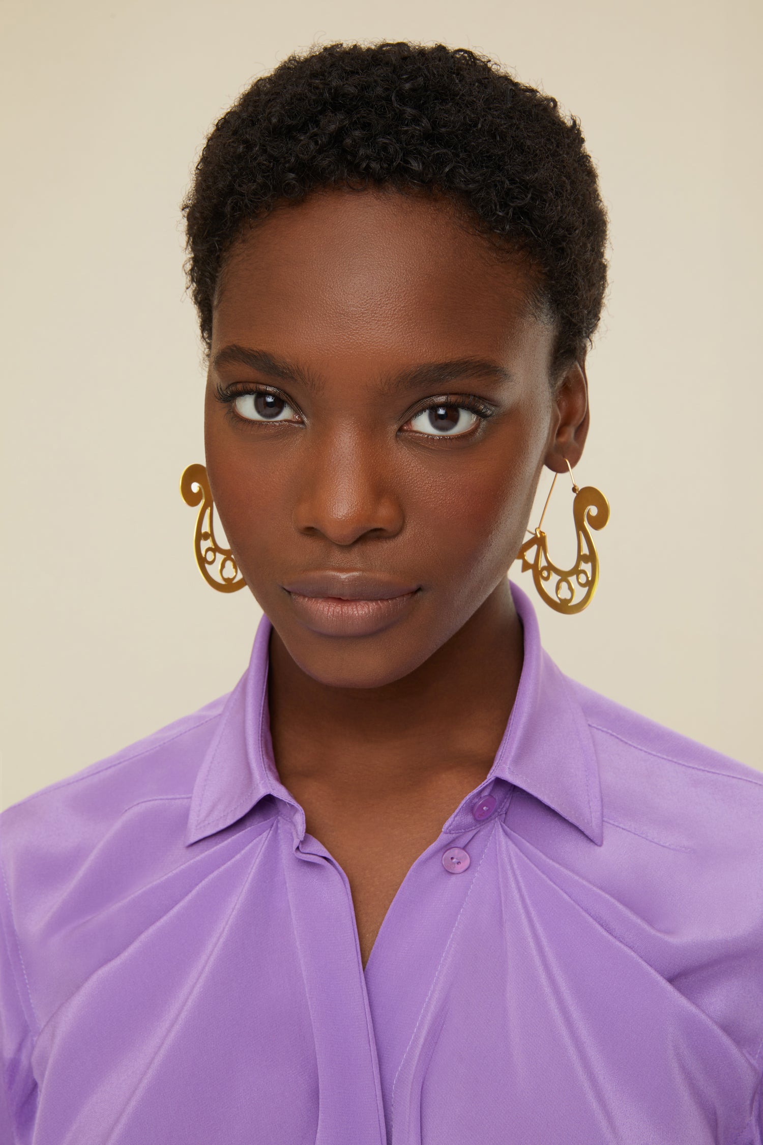 Patou - Iconic draped silk blouse - Amethyst - Silk that flows flawlessly: classic Patou!Amethyst purple silk crepe blouse. Longline draped silhouette with shirring at the neckline. Engraved gold-coloured buttons at the collar and cuffs ; concealed button fastening. Signature curved seam at the back.