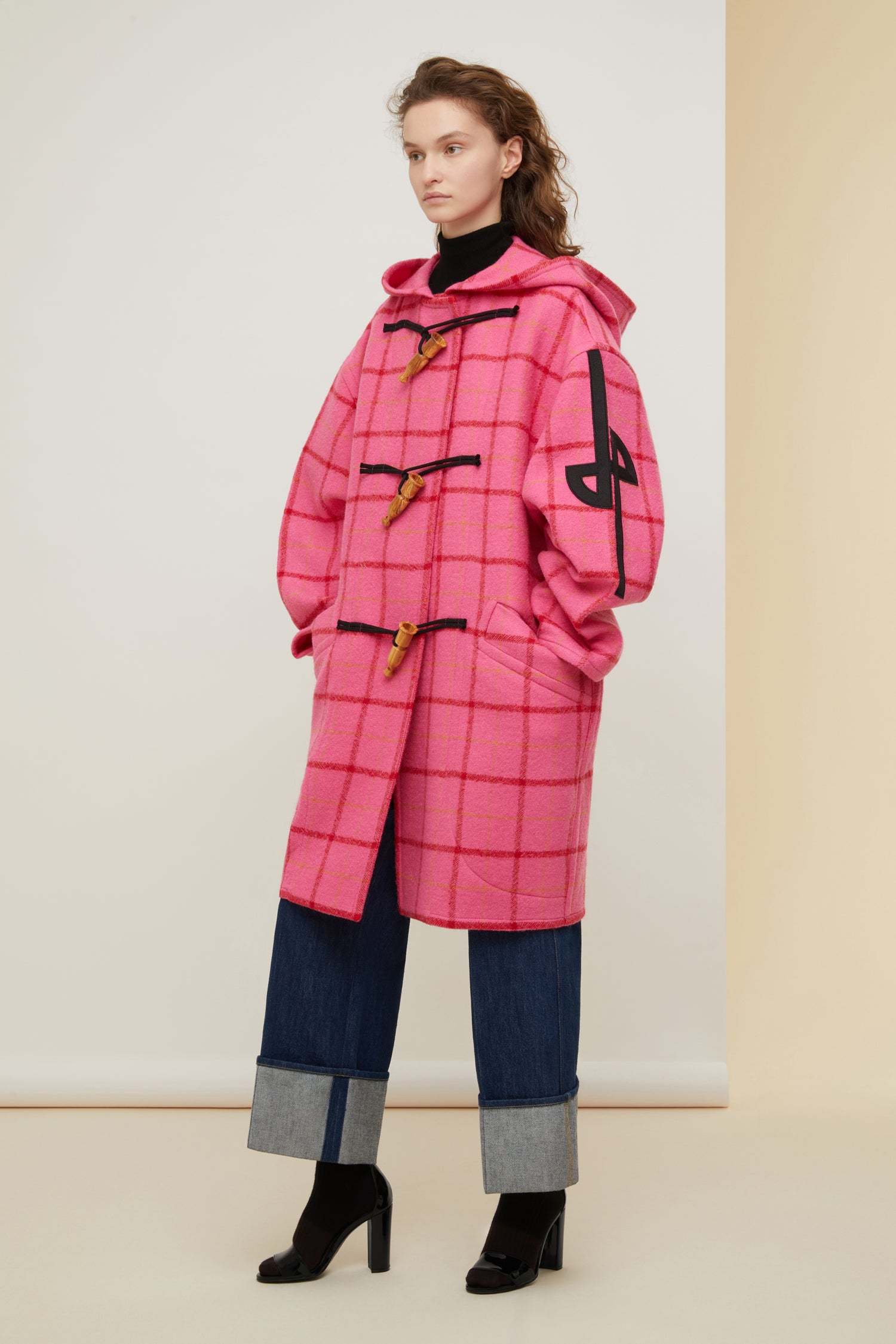 Patou - Montgomery in lana vergine a scacchi - Pink Checkerboard - Un classico si reinventa attraverso dettagli inaspettati.Montgomery in cachemire e lana rosa a scacchi. Vestibilità oversize. Collo con cappuccio. Chiusura con bottoni in legno ispirati ai richiami per uccelli e bottoni a pressione nascosti. Logo JP stilizzato ricamato in nero sulla manica sinistra. Larghe tasche applicate.