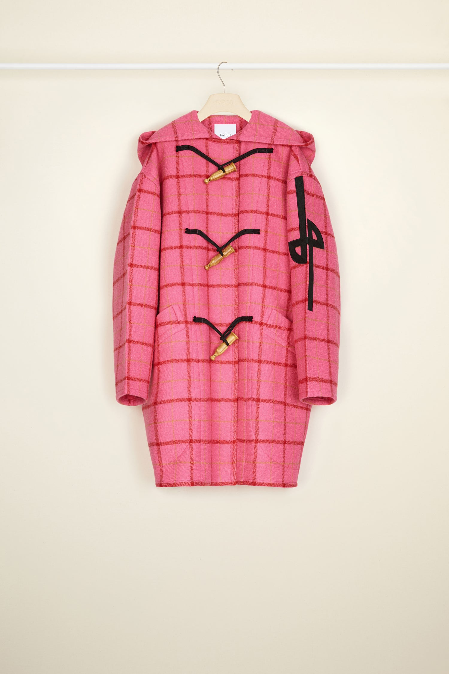 Patou - Montgomery in lana vergine a scacchi - Pink Checkerboard - Un classico si reinventa attraverso dettagli inaspettati.Montgomery in cachemire e lana rosa a scacchi. Vestibilità oversize. Collo con cappuccio. Chiusura con bottoni in legno ispirati ai richiami per uccelli e bottoni a pressione nascosti. Logo JP stilizzato ricamato in nero sulla manica sinistra. Larghe tasche applicate.