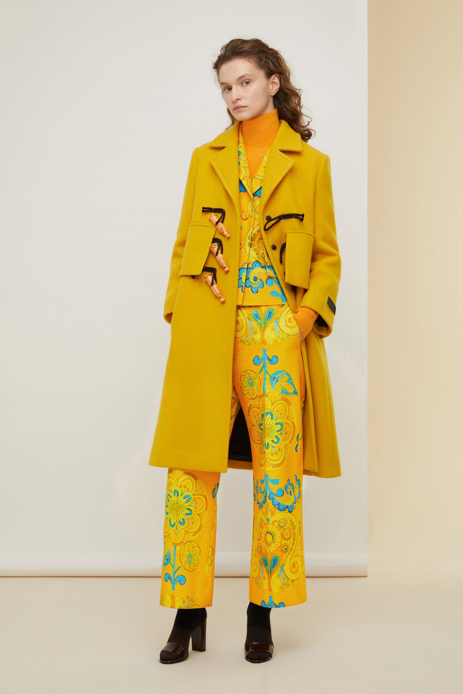 Patou - Manteau appeau en laine et cachemire recyclés - Saffron - L’appeau s’invite sur le manteau.Manteau en mélange laine et cachemire jaune safran. Silhouette longue et légèrement évasée. Fermeture par boutons en bois de style appeau ainsi que par des pressions cachées. Deux grandes fausses poches à rabat ; deux poches sur les côtés. Étiquette Patou brodée sur la manche gauche.