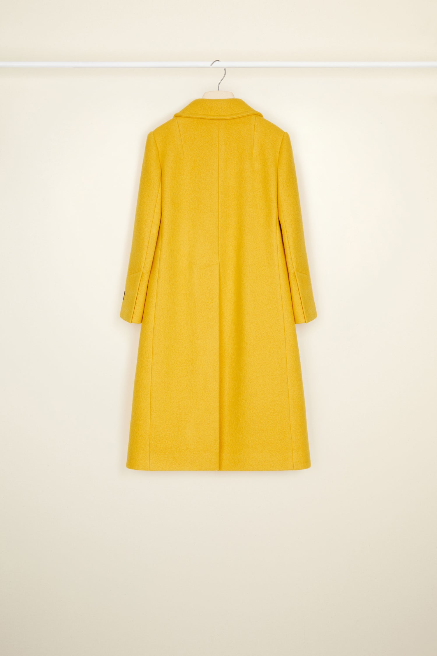 Patou - Manteau appeau en laine et cachemire recyclés - Saffron - L’appeau s’invite sur le manteau.Manteau en mélange laine et cachemire jaune safran. Silhouette longue et légèrement évasée. Fermeture par boutons en bois de style appeau ainsi que par des pressions cachées. Deux grandes fausses poches à rabat ; deux poches sur les côtés. Étiquette Patou brodée sur la manche gauche.
