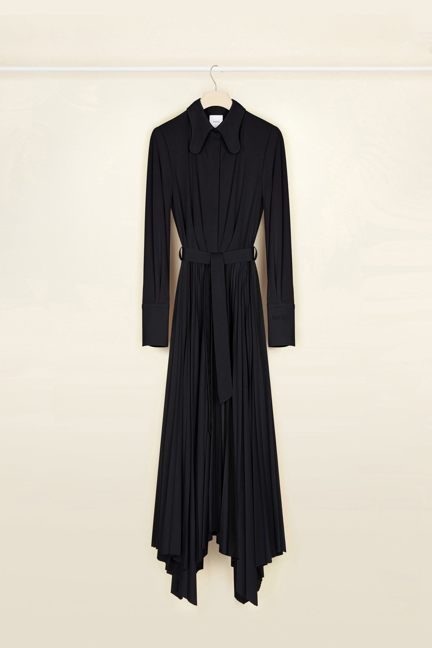 Patou - Plissiertes Maxi-Hemdkleid aus umweltfreundlichem Jersey - Black - Gürtel und Falten als formbestimmende Momente.   Schwarzes Kleid aus recyceltem Stretch-Jersey. Schmetterlingskragen. Verdeckte Knopfleiste. Kellerfalten am Oberteil. Taillengürtel aus Stoff. Weite Manschetten mit aufgesticktem Patou Logo und Knöpfen. Asymmetrischer Maxirock mit Sonnenplisseefalten.