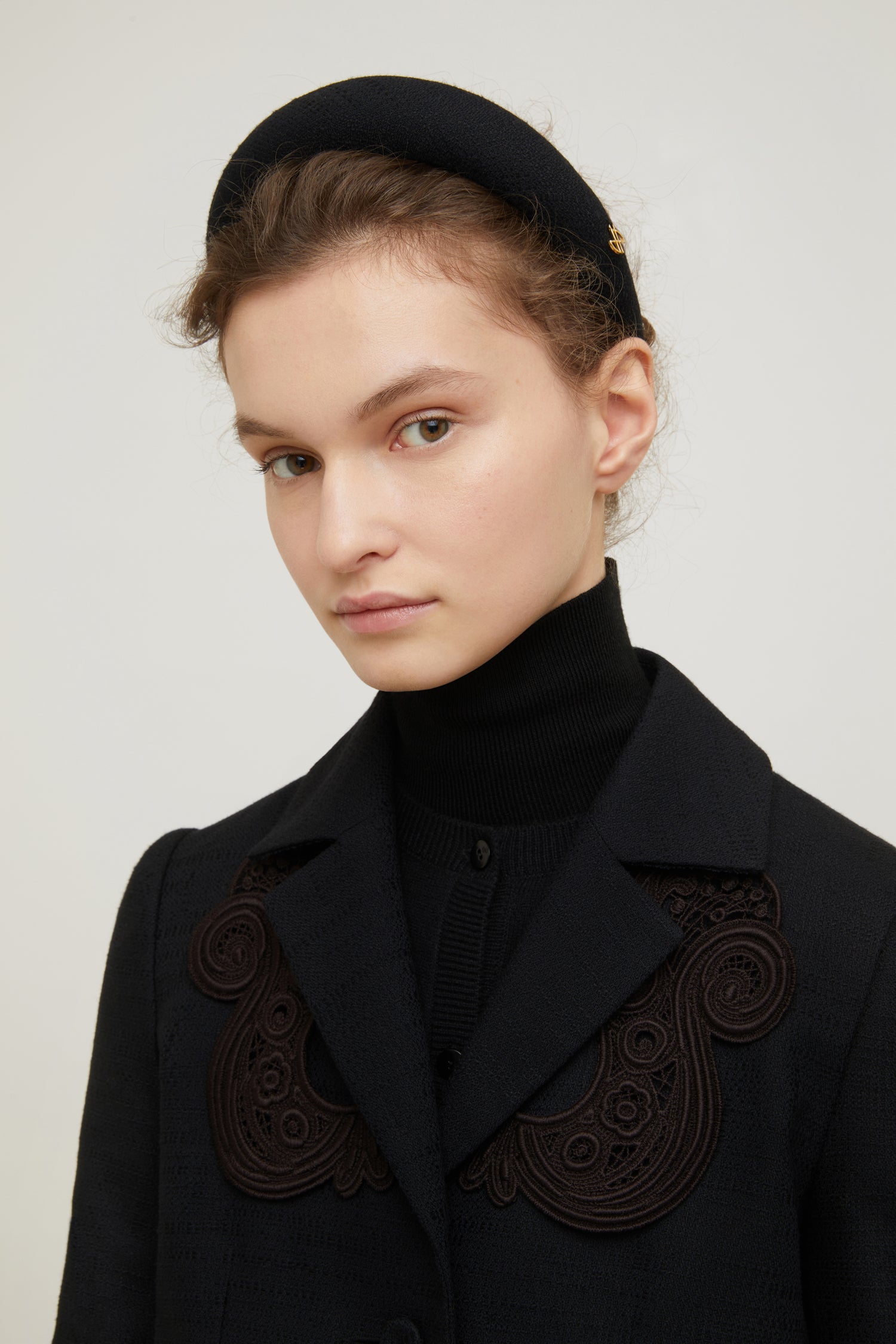 Patou - Veste courte en tweed bio avec détail en guipure - Black - La guipure qui donne de l’allure !Veste en tweed de coton et laine bio noir. Silhouette courte et ample avec fente au dos. Détails en guipure ton-sur-ton autour de l’encolure. Fermeture par deux boutons recouverts de tissus sur le devant. Étiquette blanche brodée Patou sur la manche gauche. Fausses poches à rabat. Entièrement doublée.