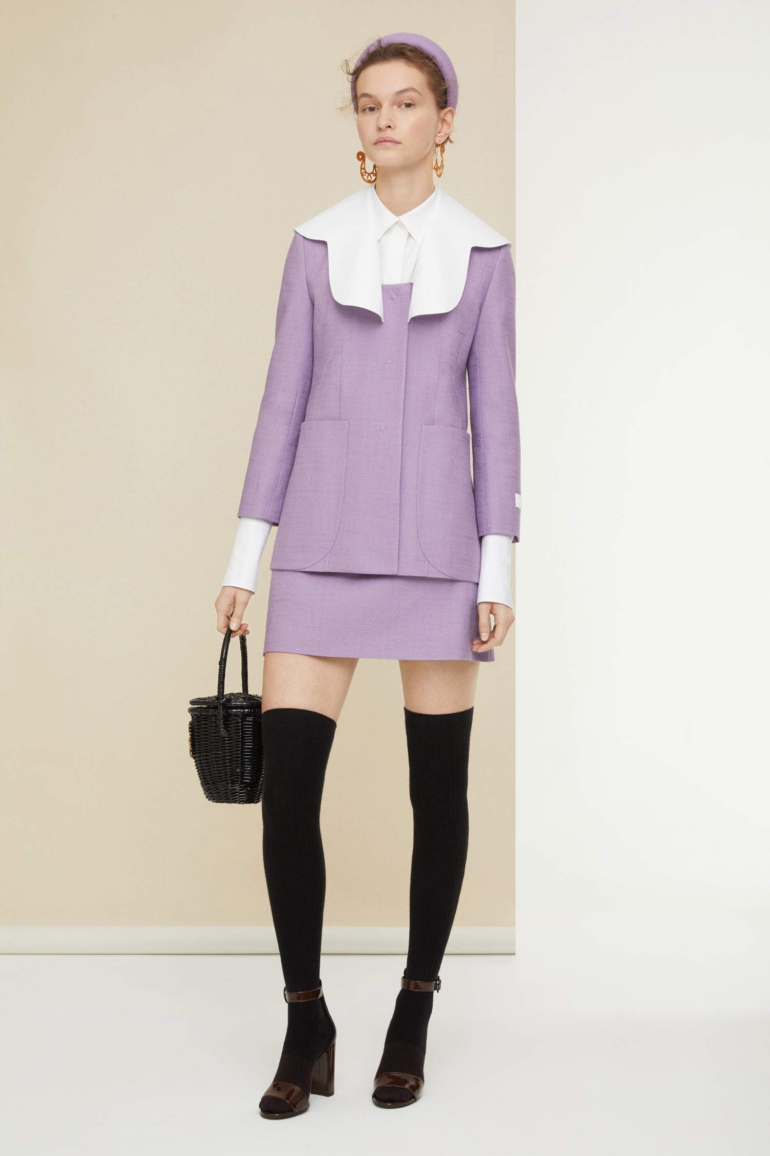 Patou - Giacca in tweed bio con collo in cotone bio - Lavender - Il colletto in popeline, un tocco di stile Patou come lo ami tuGiacca in tweed di cotone e lana bio color lavanda. Silhouette leggermente svasata con maniche leggermente accorciate. Collo rimovibile in popeline bianca bio; forma d’ispirazione marinaio con bordi ondulati. Scollo quadrato. Chiusura con bottoni a pressione nascosti. Maxi tasche sul davanti. Etichetta bianca con logo Patou ricamato sulla manica sinistra. Interamente foderata.