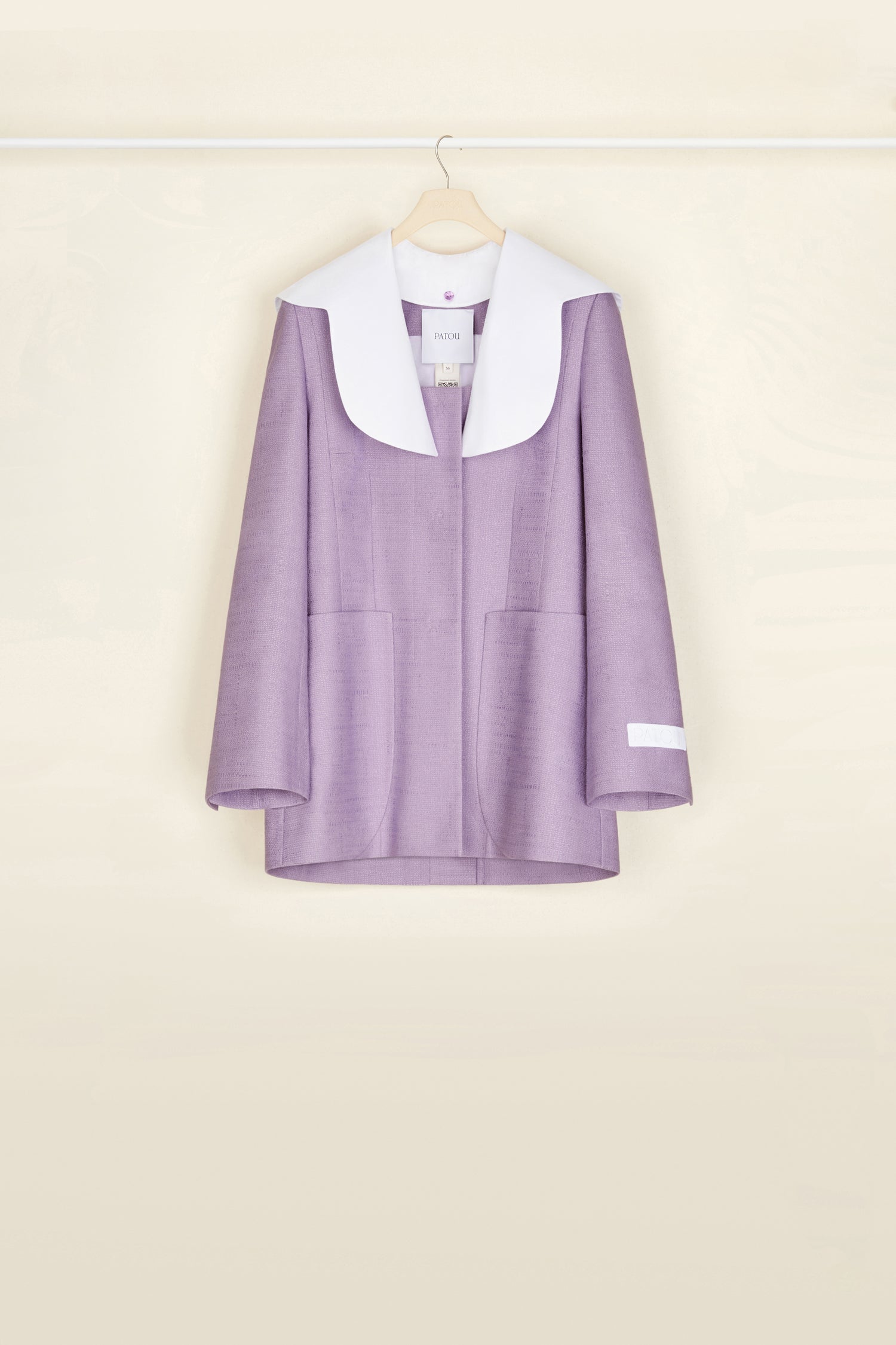 Patou - Giacca in tweed bio con collo in cotone bio - Lavender - Il colletto in popeline, un tocco di stile Patou come lo ami tuGiacca in tweed di cotone e lana bio color lavanda. Silhouette leggermente svasata con maniche leggermente accorciate. Collo rimovibile in popeline bianca bio; forma d’ispirazione marinaio con bordi ondulati. Scollo quadrato. Chiusura con bottoni a pressione nascosti. Maxi tasche sul davanti. Etichetta bianca con logo Patou ricamato sulla manica sinistra. Interamente foderata.