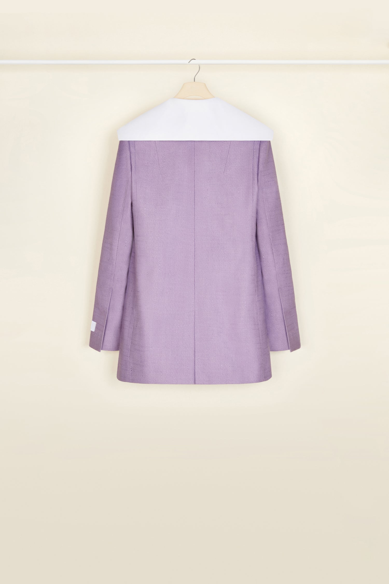 Patou - Giacca in tweed bio con collo in cotone bio - Lavender - Il colletto in popeline, un tocco di stile Patou come lo ami tuGiacca in tweed di cotone e lana bio color lavanda. Silhouette leggermente svasata con maniche leggermente accorciate. Collo rimovibile in popeline bianca bio; forma d’ispirazione marinaio con bordi ondulati. Scollo quadrato. Chiusura con bottoni a pressione nascosti. Maxi tasche sul davanti. Etichetta bianca con logo Patou ricamato sulla manica sinistra. Interamente foderata.
