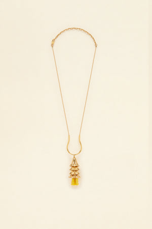 Collana con pendente in ottone dorato e perline colorate