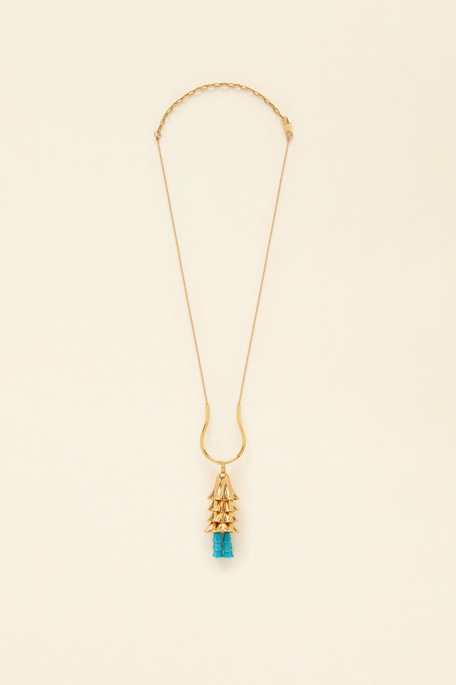 Patou - ゴールドプレーテッドブラス＆パール ペンダントネックレス - Brittany Blue - 誰をも魅了する、輝くジャスミンの花！  ゴールドプレート加工のネックレス、ブリタニーブルーの樹脂パール。ロングマイクロビーズチェーン、ジャスミンの花をデザインしたペンダントに馬蹄形モチーフ。
