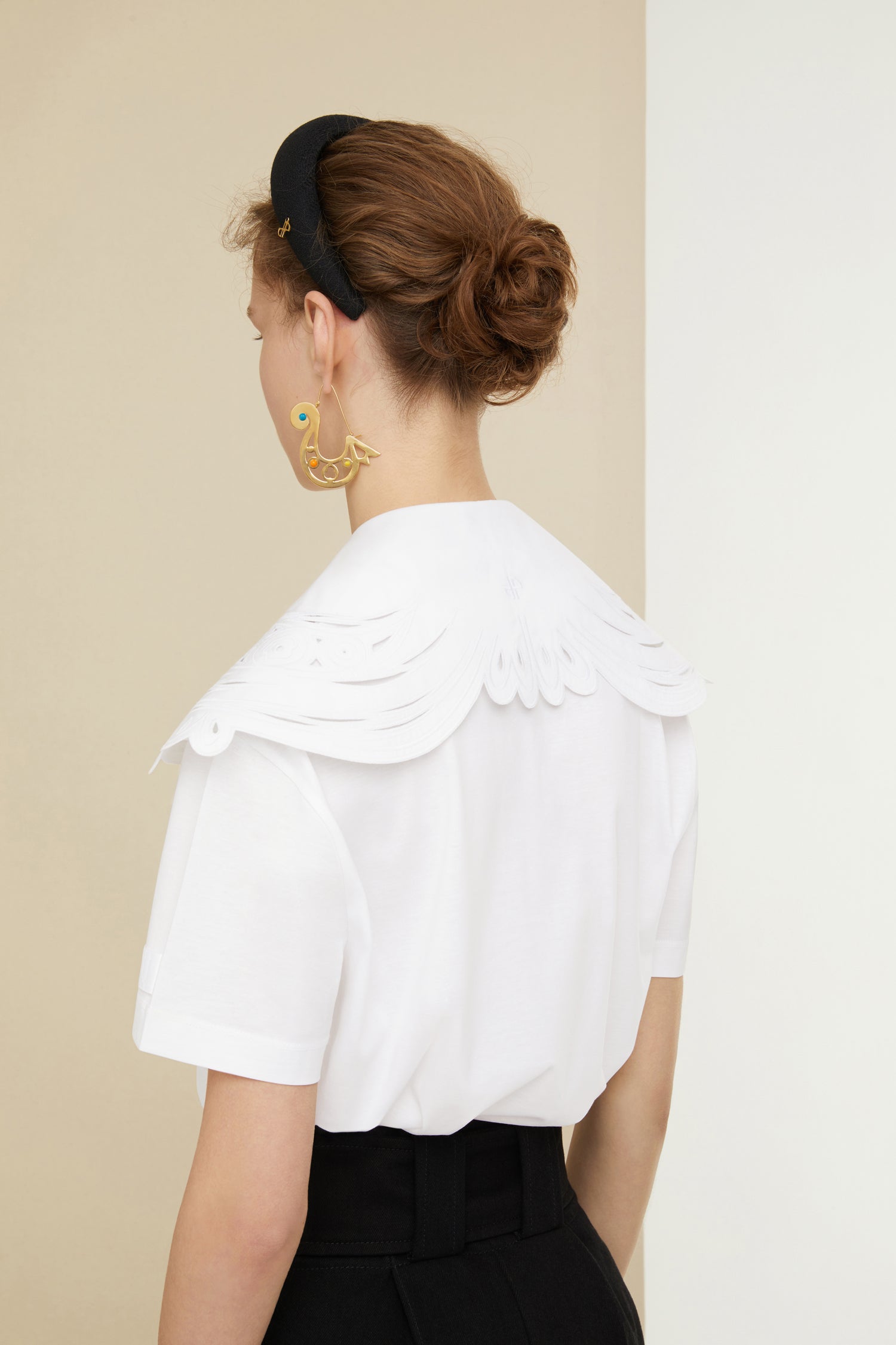 Patou - Créoles à découpes asymétriques en laiton doré et perles colorées - Multicolor - Découpées tout en légèreté, les créoles s’envolent.Créoles en laiton doré à l’or fin décorées de perles en résine multicolores. Découpes asymétriques.