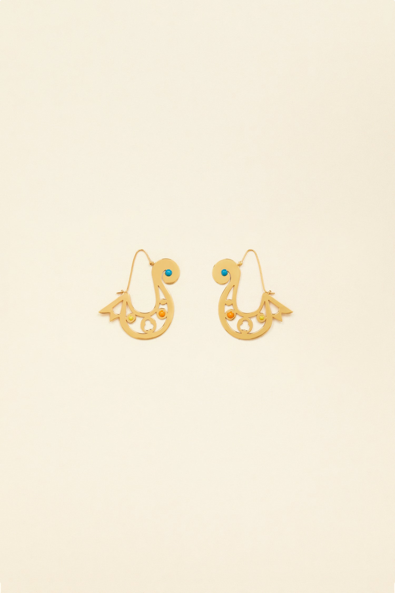 Patou - Créoles à découpes asymétriques en laiton doré et perles colorées - Multicolor - Découpées tout en légèreté, les créoles s’envolent.Créoles en laiton doré à l’or fin décorées de perles en résine multicolores. Découpes asymétriques.