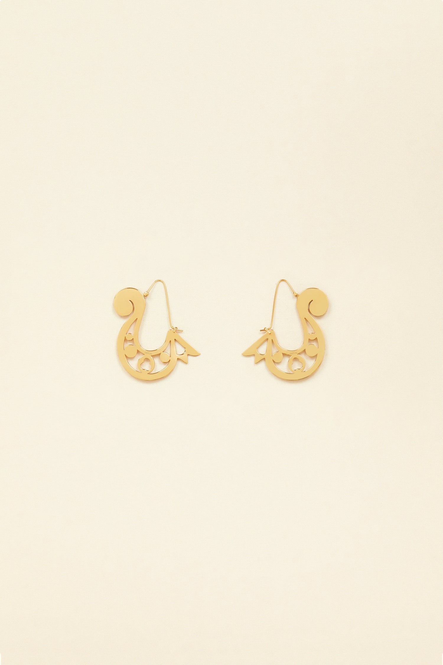 Patou - Créoles à découpes asymétriques en laiton doré et perles colorées - Multicolor - Découpées tout en légèreté, les créoles s’envolent.Créoles en laiton doré à l’or fin décorées de perles en résine multicolores. Découpes asymétriques.