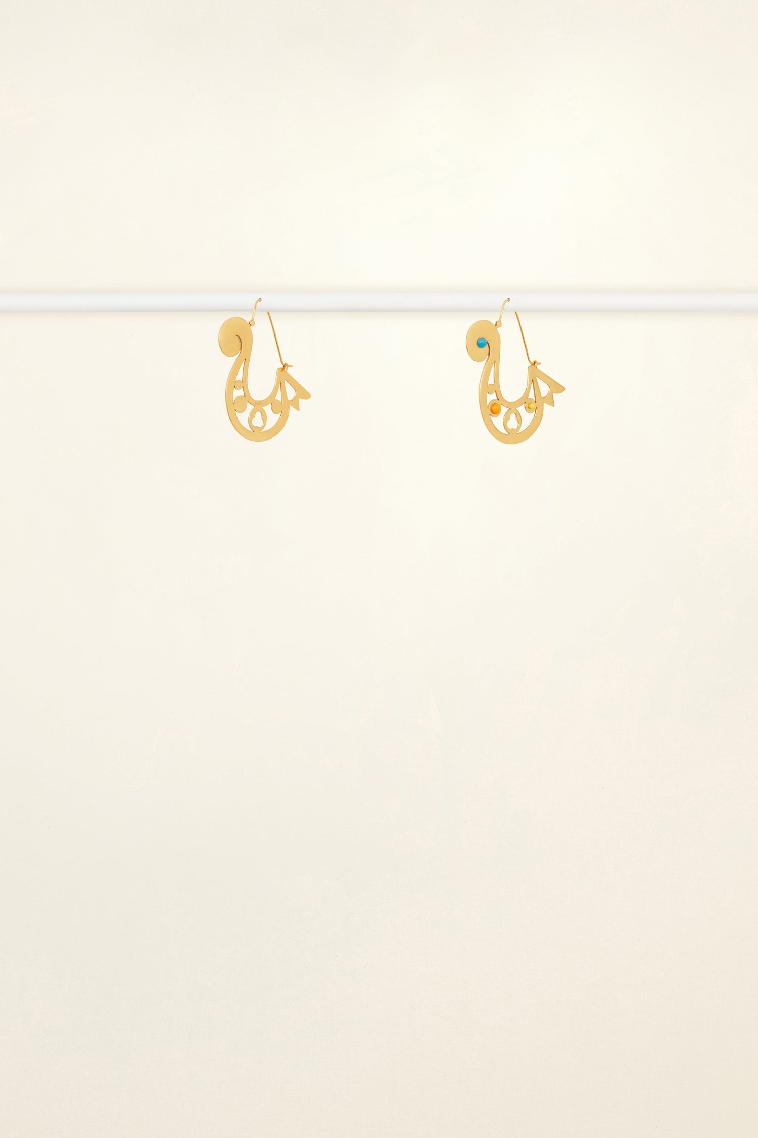 Patou - Créoles à découpes asymétriques en laiton doré et perles colorées - Multicolor - Découpées tout en légèreté, les créoles s’envolent.Créoles en laiton doré à l’or fin décorées de perles en résine multicolores. Découpes asymétriques.