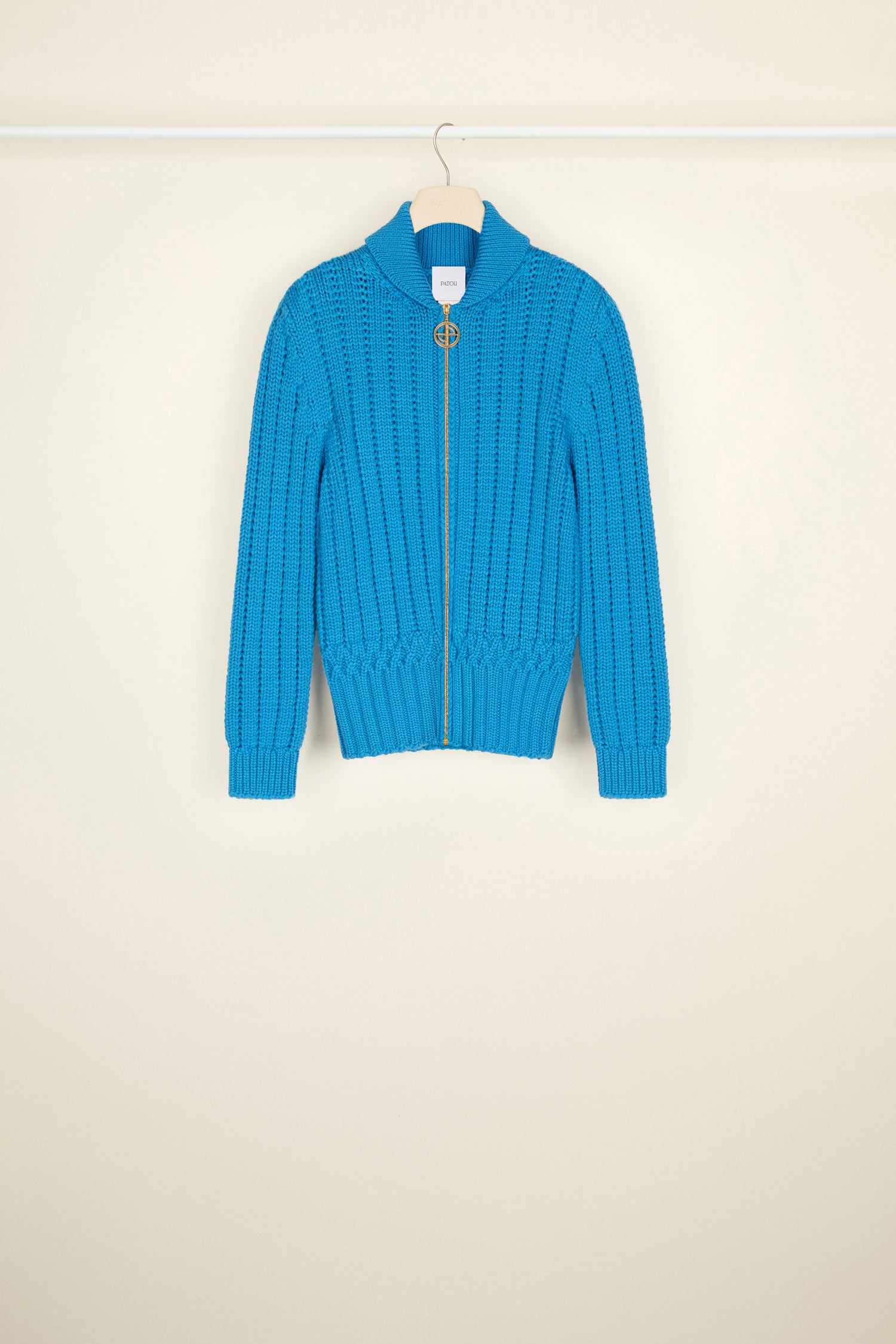 Patou - Cardigan aus Rippstrick mit Reißverschluss - Brittany Blue - Mit geschlossenem Reißverschluss oder im legeren Look: Patou, so individuell wie wir.  Britannischblauer Cardigan aus Rippstrick. Goldfarbener Reißverschluss mit logoverzierter Zuglasche in Anlehnung an einen ikonischen Schlüsselring. Gerollter Kragen mit Reißverschluss. Dickes Rippmuster mit Zopfmusterdetails.