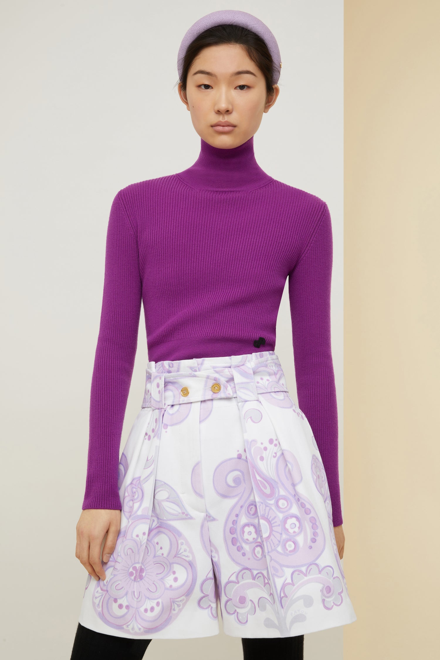 Patou - Maglione a costine con collo alto - Amethyst - La maglieria Patou si sovrappone e s’impone. Maglione in maglia a costine viola ametista. Vestibilità cropped e aderente. Logo JP nero sul davanti.