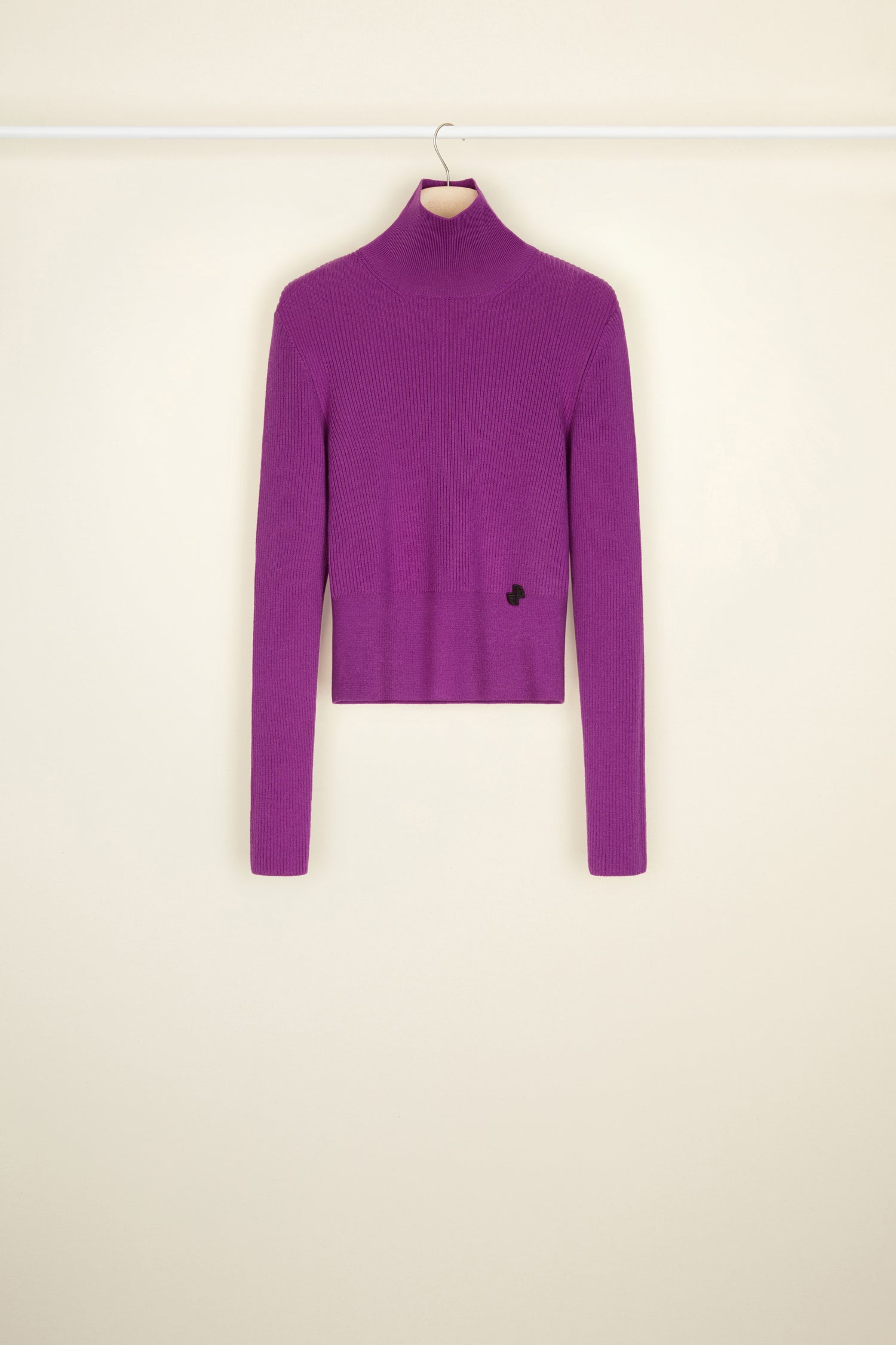 Patou - Maglione a costine con collo alto - Amethyst - La maglieria Patou si sovrappone e s’impone. Maglione in maglia a costine viola ametista. Vestibilità cropped e aderente. Logo JP nero sul davanti.