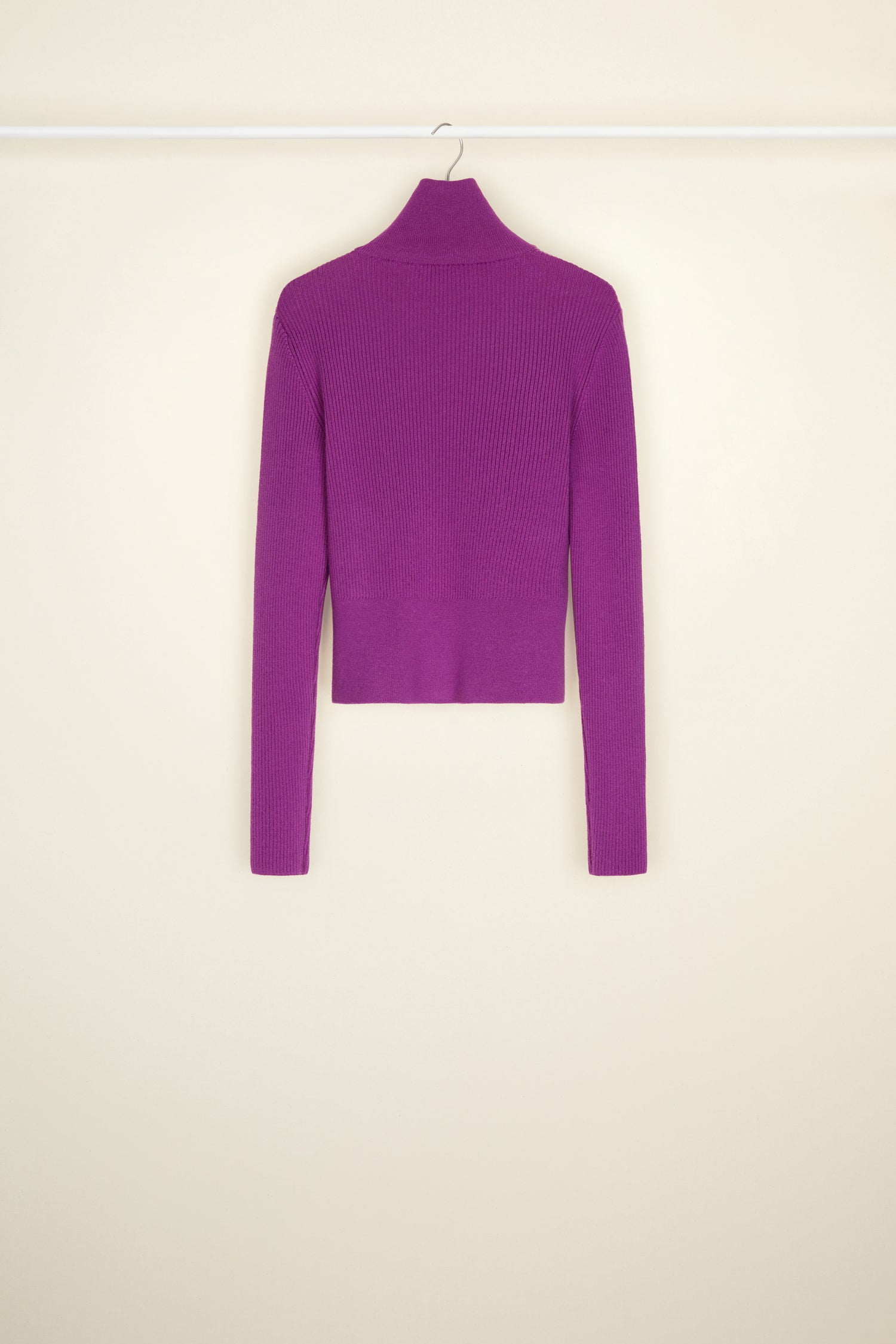 Patou - Maglione a costine con collo alto - Amethyst - La maglieria Patou si sovrappone e s’impone. Maglione in maglia a costine viola ametista. Vestibilità cropped e aderente. Logo JP nero sul davanti.