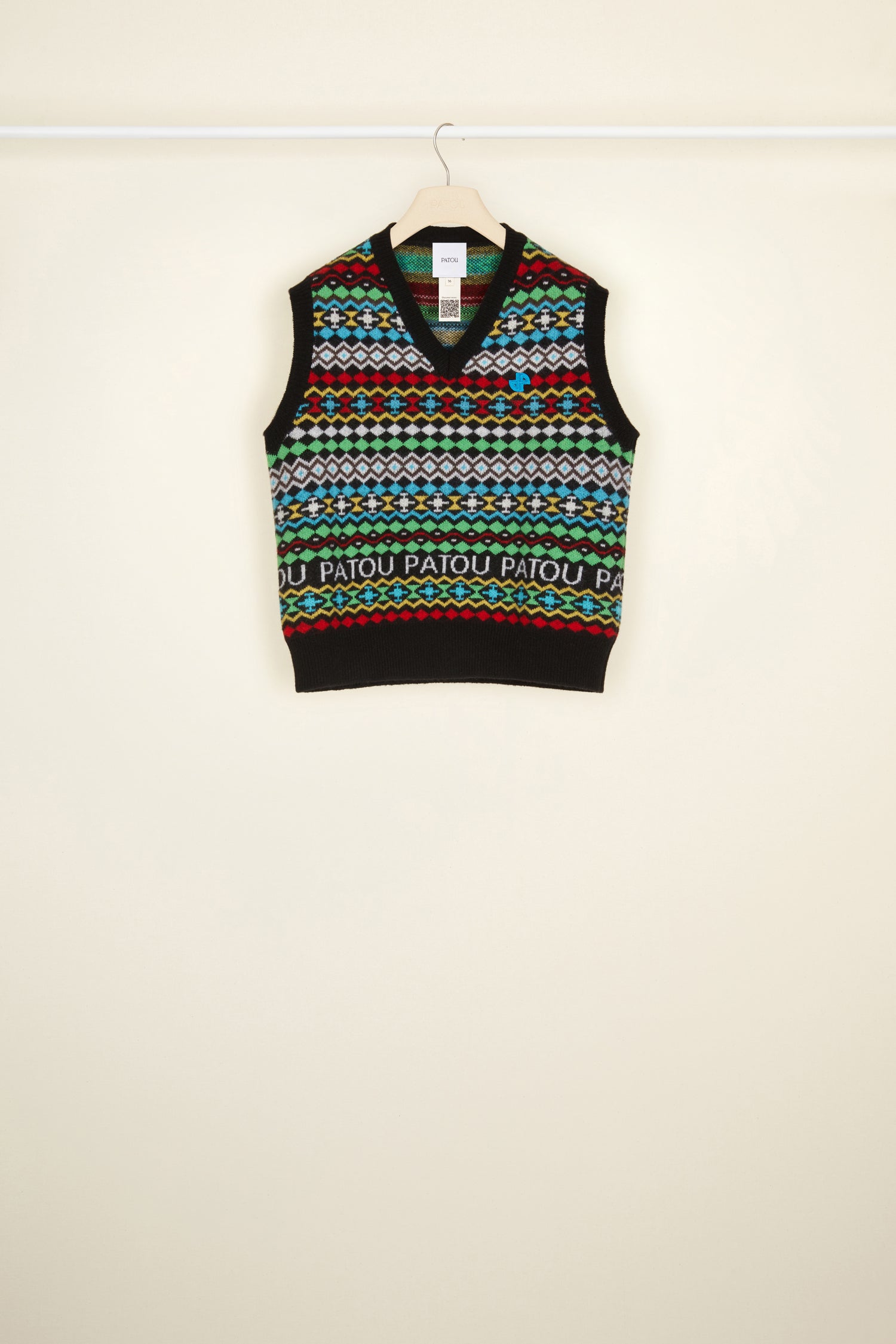 Patou - Patou Jacquard-Weste aus Kaschmir und Wolle - Multicolor - Ein Patou Hemdchen, das Jacquard von seiner besten Seite präsentiert.Hemdchen aus Kaschmir-Wollmix. Jacquard-Muster mit Patou Schriftzug-Logo. Gebürstet, für einen flauschigen Look. V-Ausschnitt. Kurz geschnitten. Kleine gelbe JP-Logostickerei auf der Brust.