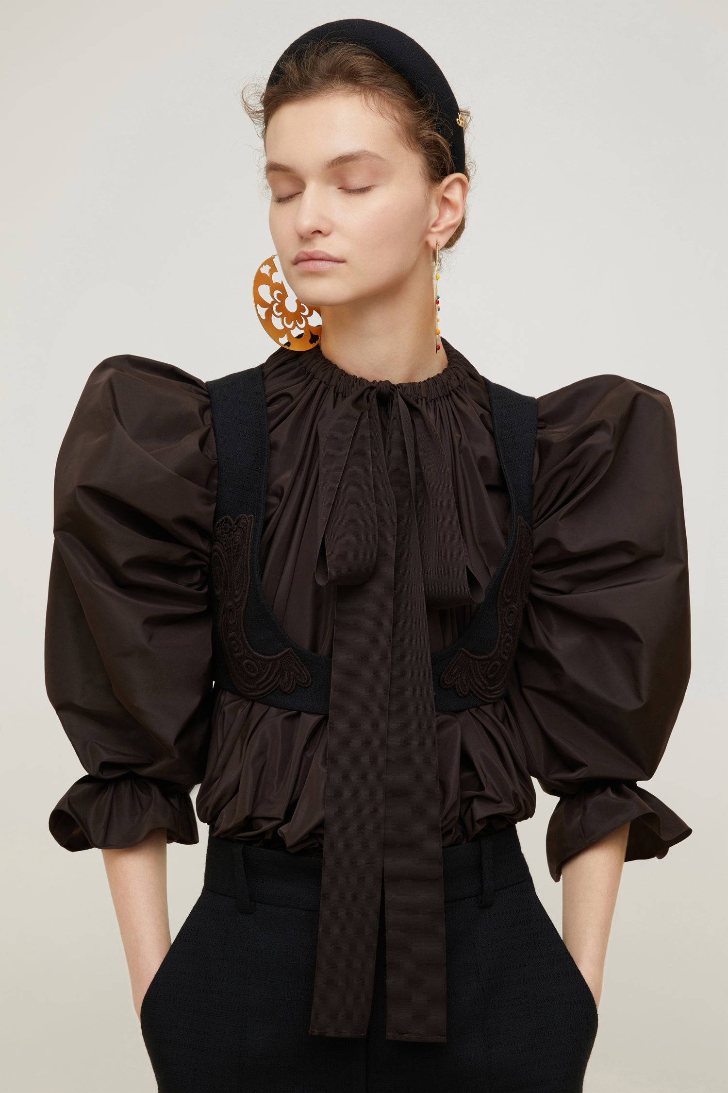 Patou - Top in faglia riciclata con maniche a palloncino - Havana - Collo alto o spalla scoperta? Il top Patou da indossare come decidi tu. Top in faglia riciclata marrone Havana. Vestibilità oversize. Può essere indossato chiuso sul collo o in modo da scoprire le spalle. Collo con dettaglio di balza sul fronte e coulisse in grosgrain. Maniche a pipistrello con polsini elasticizzati. Vita elasticizzata.