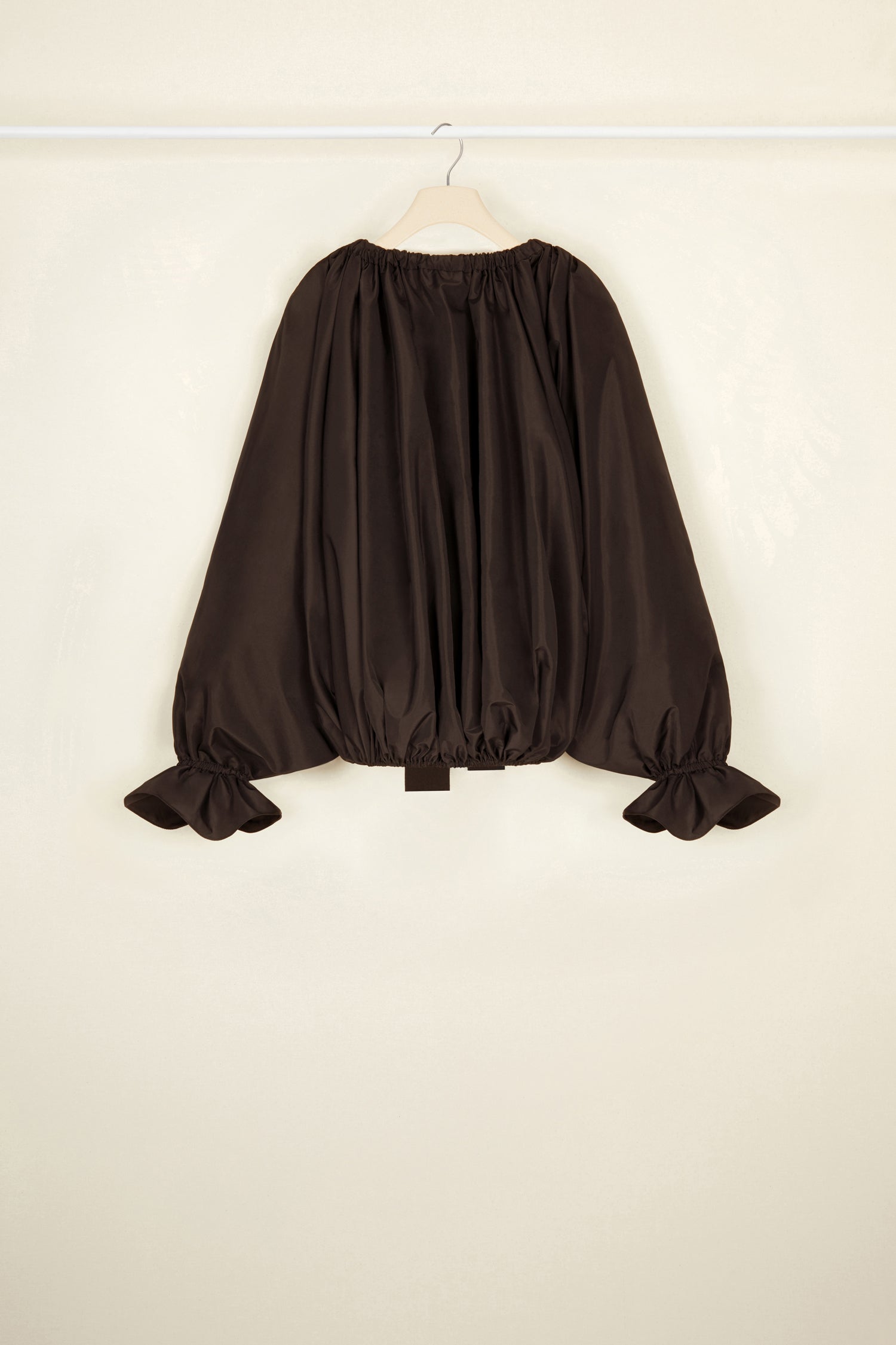 Patou - Top in faglia riciclata con maniche a palloncino - Havana - Collo alto o spalla scoperta? Il top Patou da indossare come decidi tu. Top in faglia riciclata marrone Havana. Vestibilità oversize. Può essere indossato chiuso sul collo o in modo da scoprire le spalle. Collo con dettaglio di balza sul fronte e coulisse in grosgrain. Maniche a pipistrello con polsini elasticizzati. Vita elasticizzata.