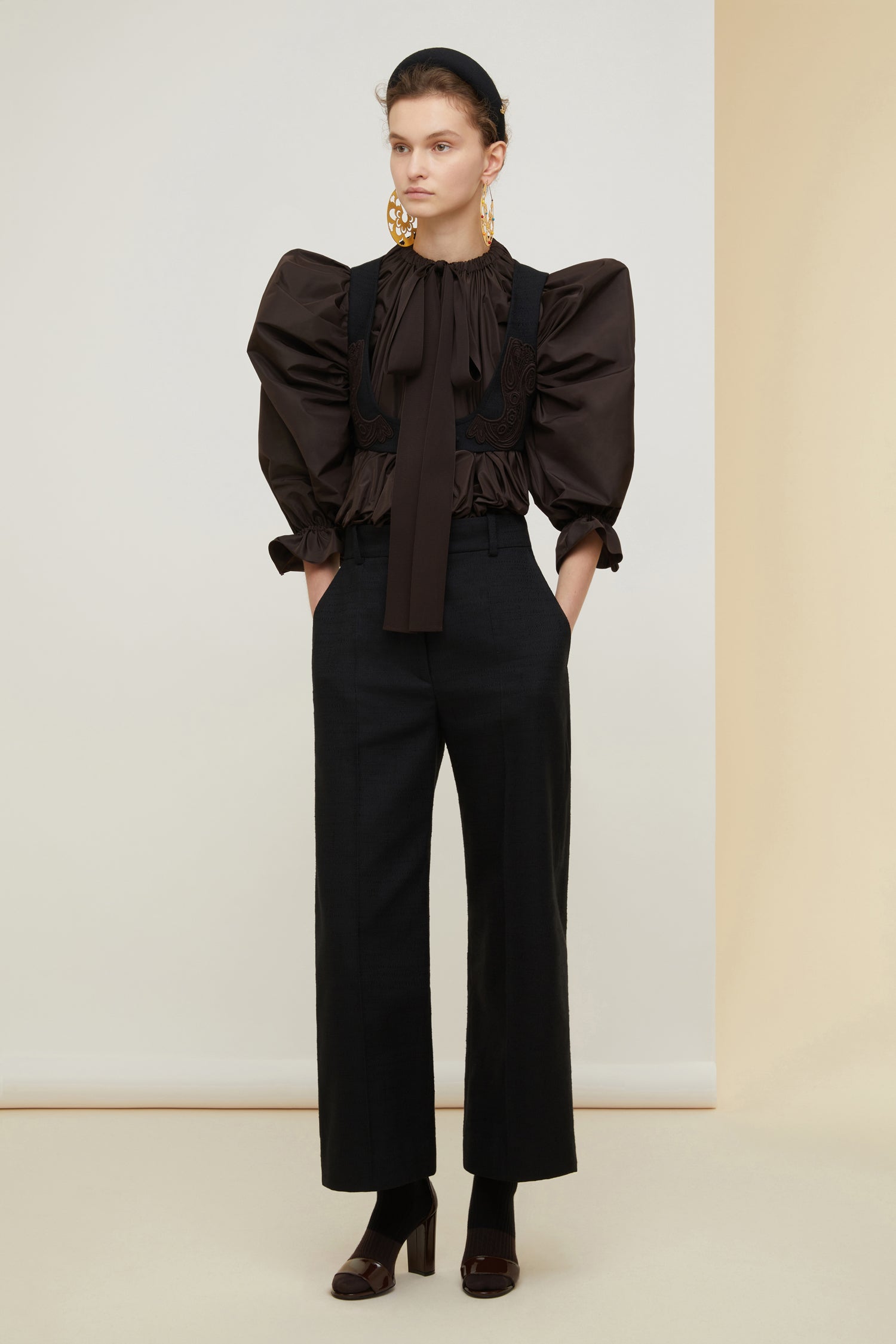 Patou - Legendäre leicht verkürzte Hose aus Bio-Tweed - Black - Französische Schneiderkunst, makellos gearbeitet und unendlich charmant.   Schwarze Hose aus Baumwolle und Wolltweed. Gekürzte Silhouette mit geradem Bein. Frontverschluss mit stoffbezogenen Knöpfen. Gürtelschlaufen. Seitentaschen. Charakteristisch geschwungene Naht hinten.