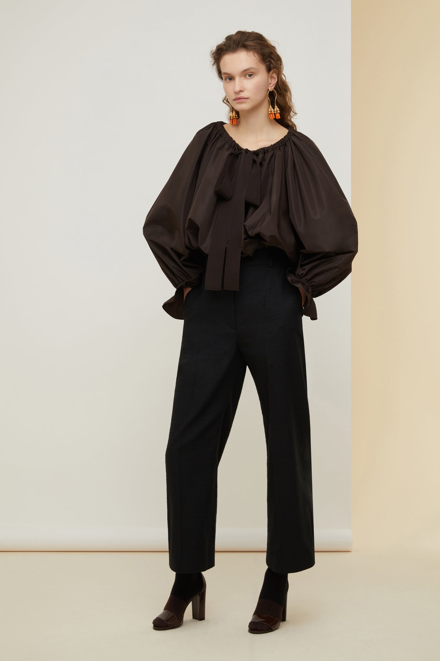Patou - Legendäre leicht verkürzte Hose aus Bio-Tweed - Black - Französische Schneiderkunst, makellos gearbeitet und unendlich charmant.   Schwarze Hose aus Baumwolle und Wolltweed. Gekürzte Silhouette mit geradem Bein. Frontverschluss mit stoffbezogenen Knöpfen. Gürtelschlaufen. Seitentaschen. Charakteristisch geschwungene Naht hinten.