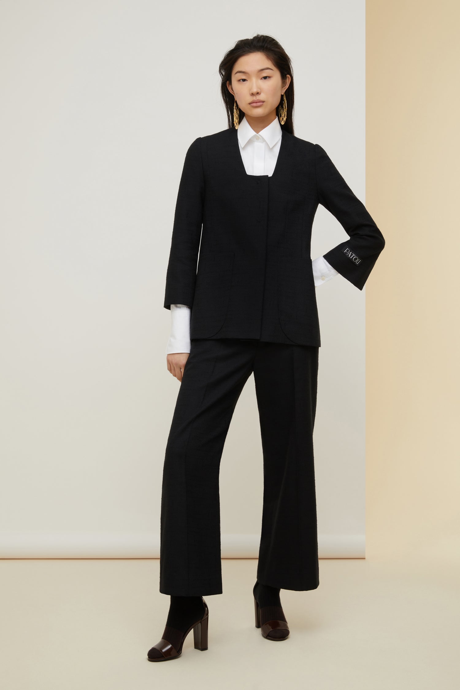 Patou - Legendäre leicht verkürzte Hose aus Bio-Tweed - Black - Französische Schneiderkunst, makellos gearbeitet und unendlich charmant.   Schwarze Hose aus Baumwolle und Wolltweed. Gekürzte Silhouette mit geradem Bein. Frontverschluss mit stoffbezogenen Knöpfen. Gürtelschlaufen. Seitentaschen. Charakteristisch geschwungene Naht hinten.