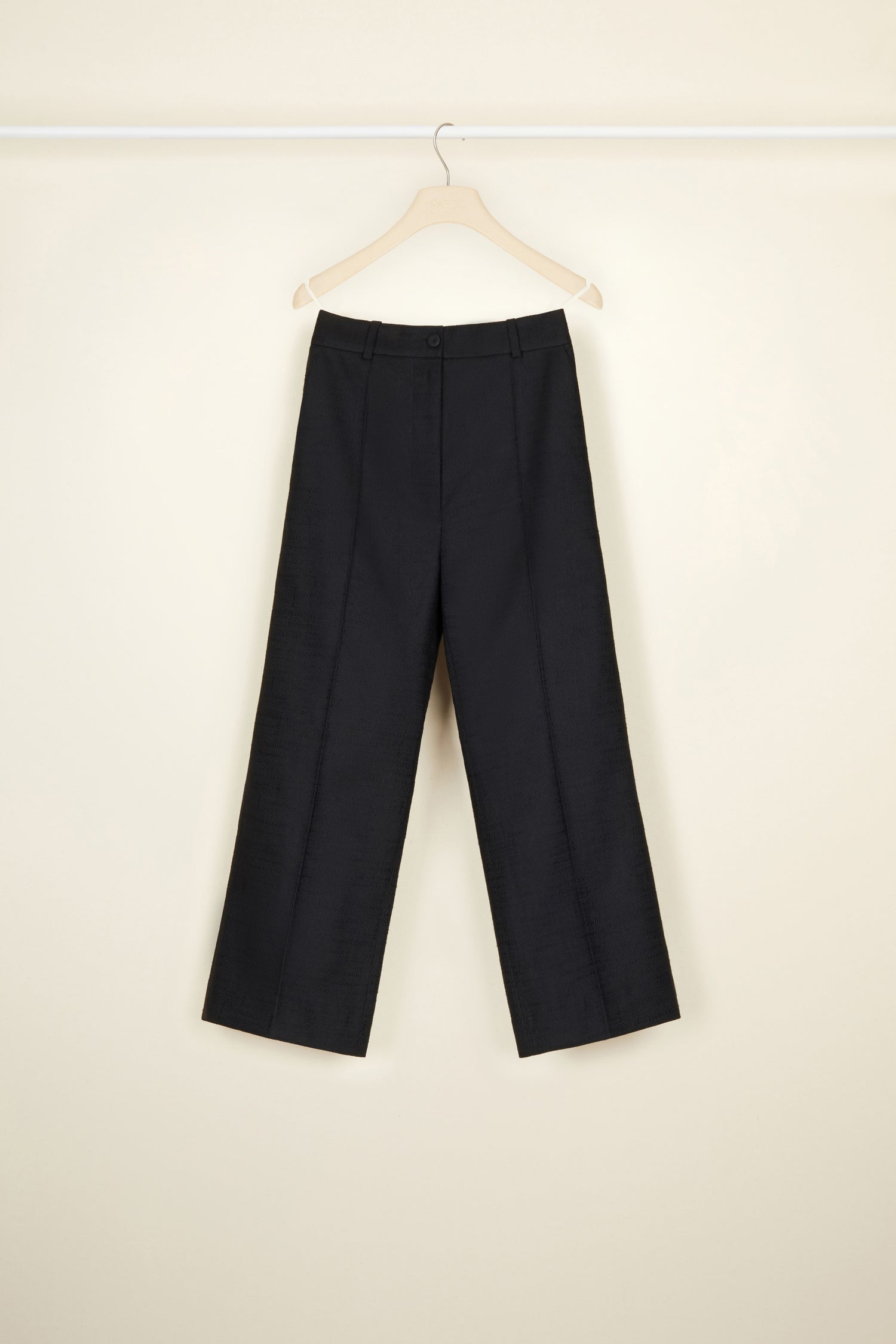 Patou - Legendäre leicht verkürzte Hose aus Bio-Tweed - Black - Französische Schneiderkunst, makellos gearbeitet und unendlich charmant.   Schwarze Hose aus Baumwolle und Wolltweed. Gekürzte Silhouette mit geradem Bein. Frontverschluss mit stoffbezogenen Knöpfen. Gürtelschlaufen. Seitentaschen. Charakteristisch geschwungene Naht hinten.