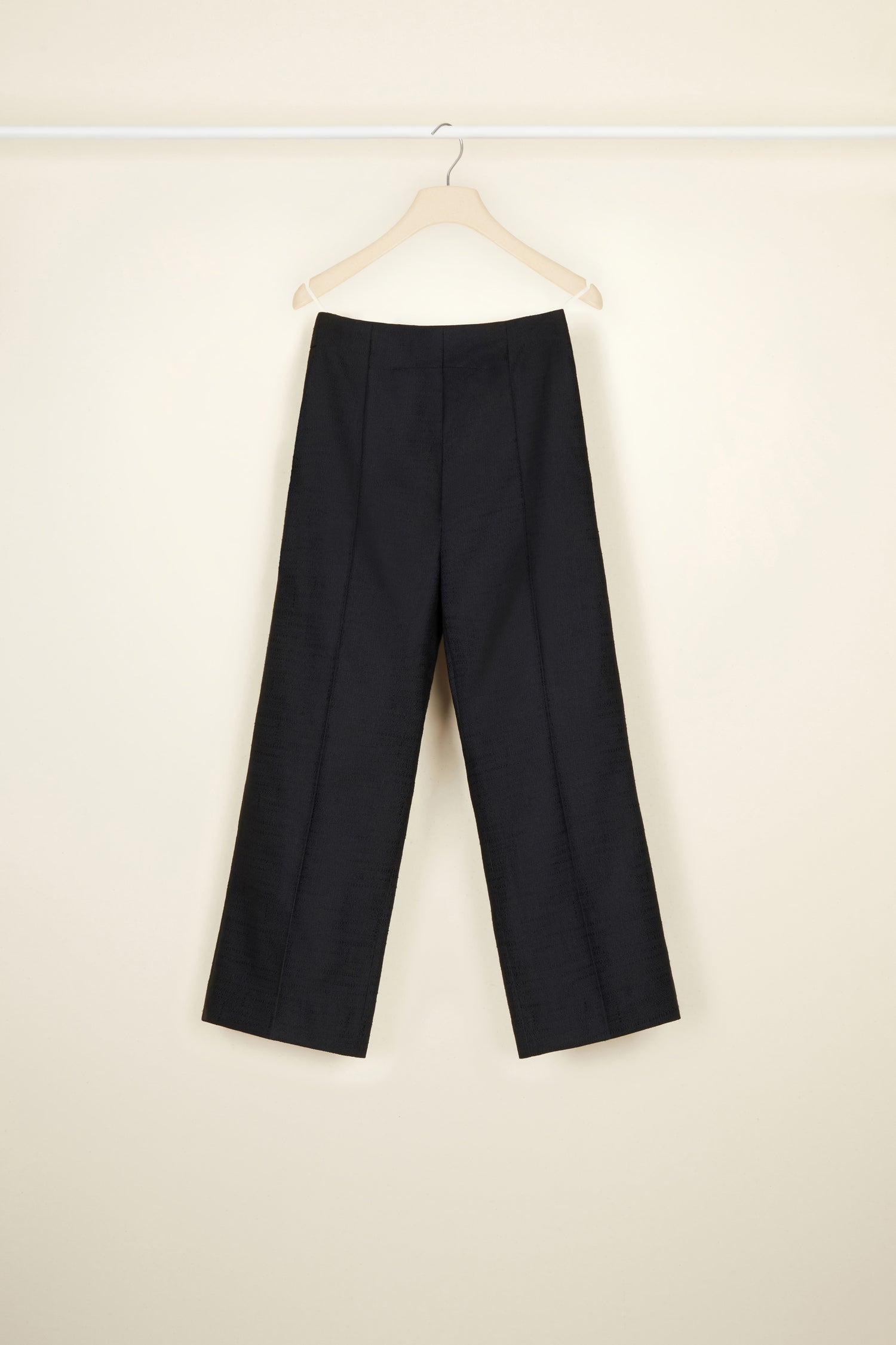 Patou - Legendäre leicht verkürzte Hose aus Bio-Tweed - Black - Französische Schneiderkunst, makellos gearbeitet und unendlich charmant.   Schwarze Hose aus Baumwolle und Wolltweed. Gekürzte Silhouette mit geradem Bein. Frontverschluss mit stoffbezogenen Knöpfen. Gürtelschlaufen. Seitentaschen. Charakteristisch geschwungene Naht hinten.