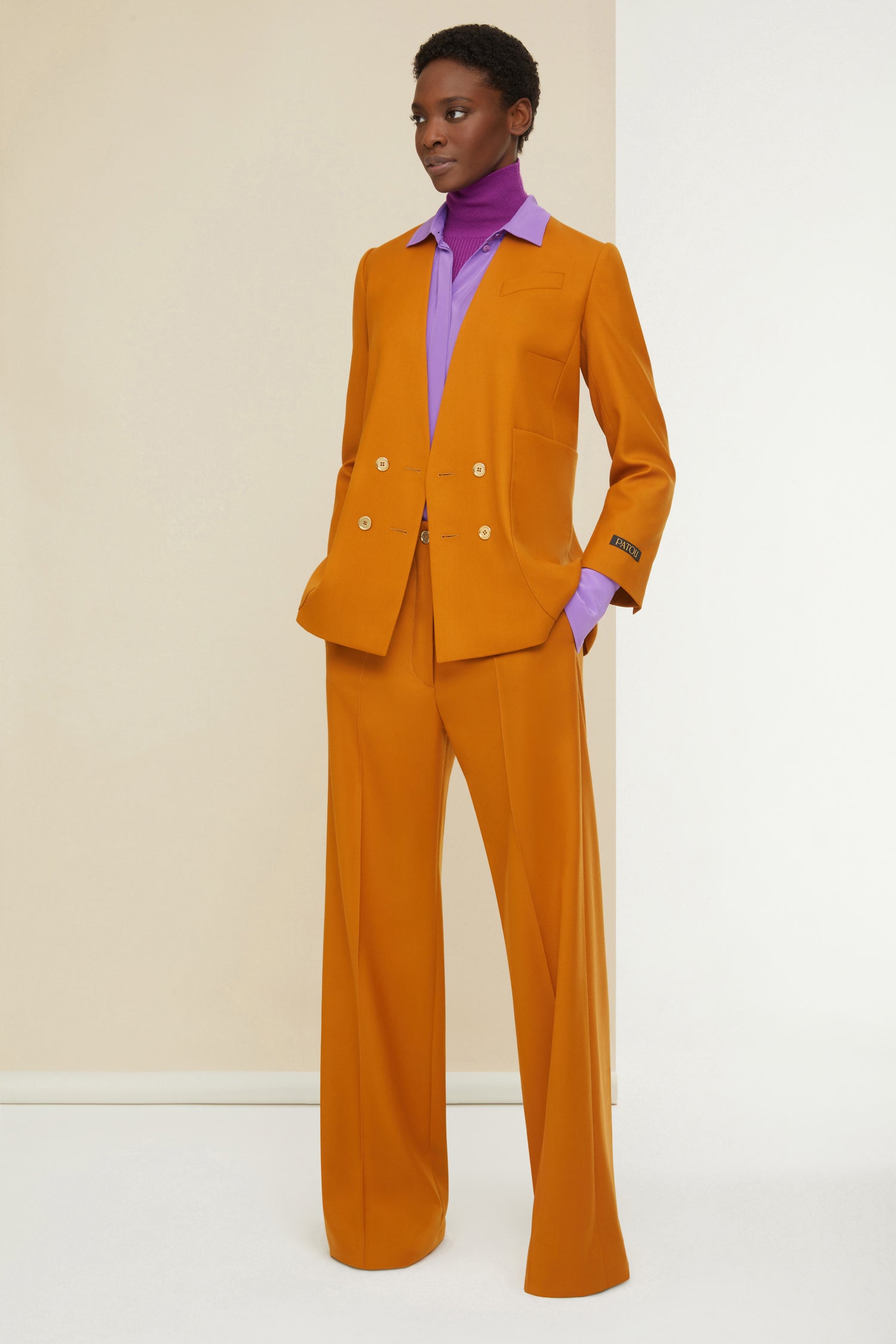 Patou - Pantalone iconico in lana tricotine - Gingerbread - Linee couture e gran sorrisi: la vita in Patou!Pantalone iconico in sergé di lana riciclata color pan di zenzero. Gamba dritta. Chiusura con bottone oro inciso JP e zip. Passanti per cinture e tasche laterali. Pinces signature sul retro.
