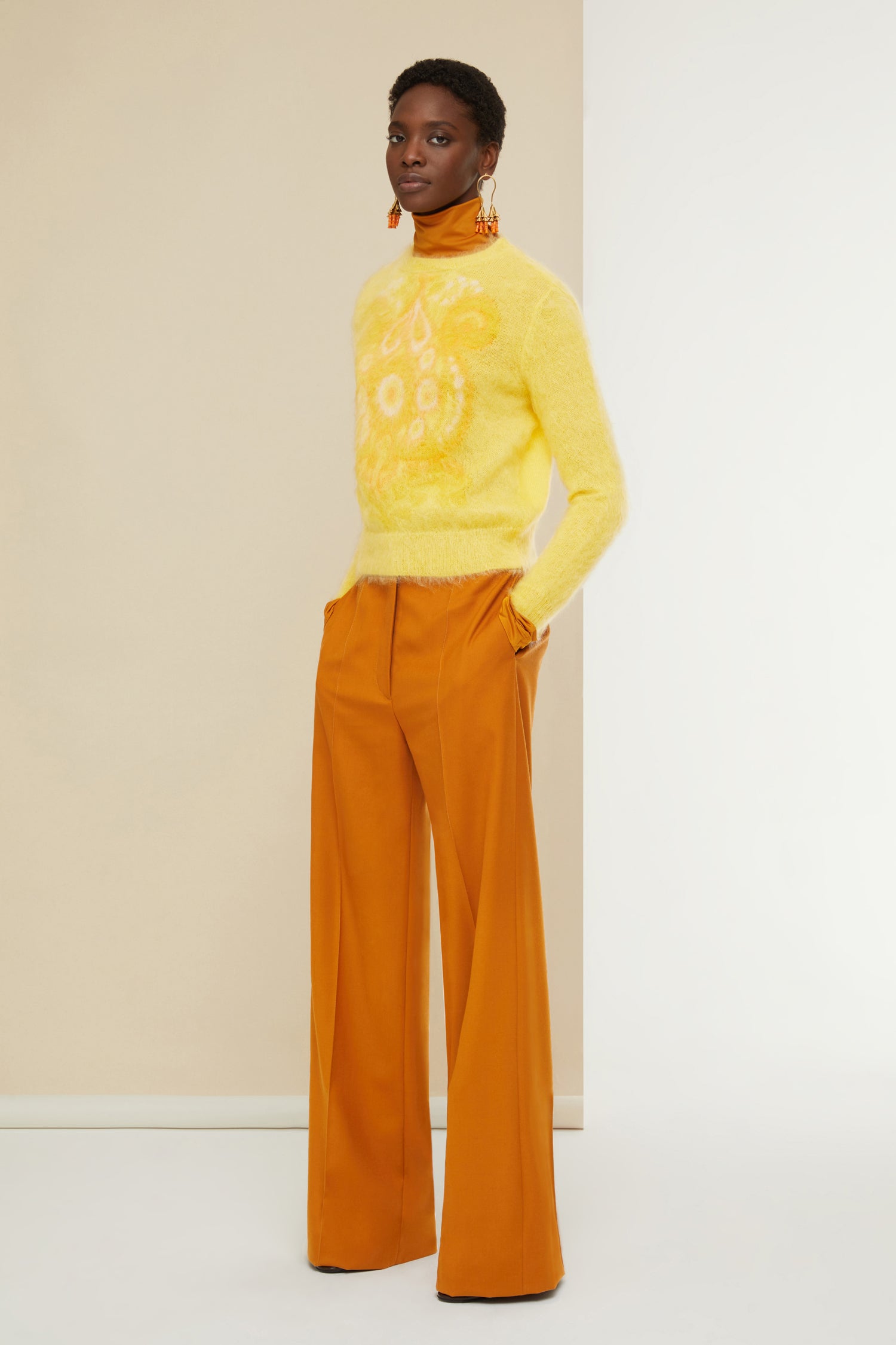 Patou - Pantalone iconico in lana tricotine - Gingerbread - Linee couture e gran sorrisi: la vita in Patou!Pantalone iconico in sergé di lana riciclata color pan di zenzero. Gamba dritta. Chiusura con bottone oro inciso JP e zip. Passanti per cinture e tasche laterali. Pinces signature sul retro.