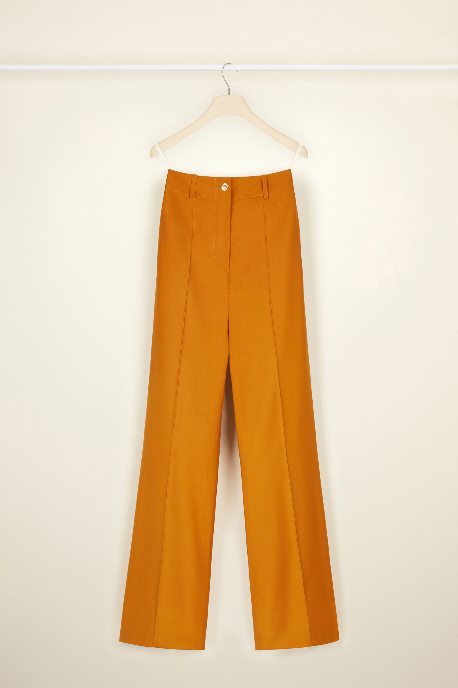 Patou - Pantalone iconico in lana tricotine - Gingerbread - Linee couture e gran sorrisi: la vita in Patou!Pantalone iconico in sergé di lana riciclata color pan di zenzero. Gamba dritta. Chiusura con bottone oro inciso JP e zip. Passanti per cinture e tasche laterali. Pinces signature sul retro.