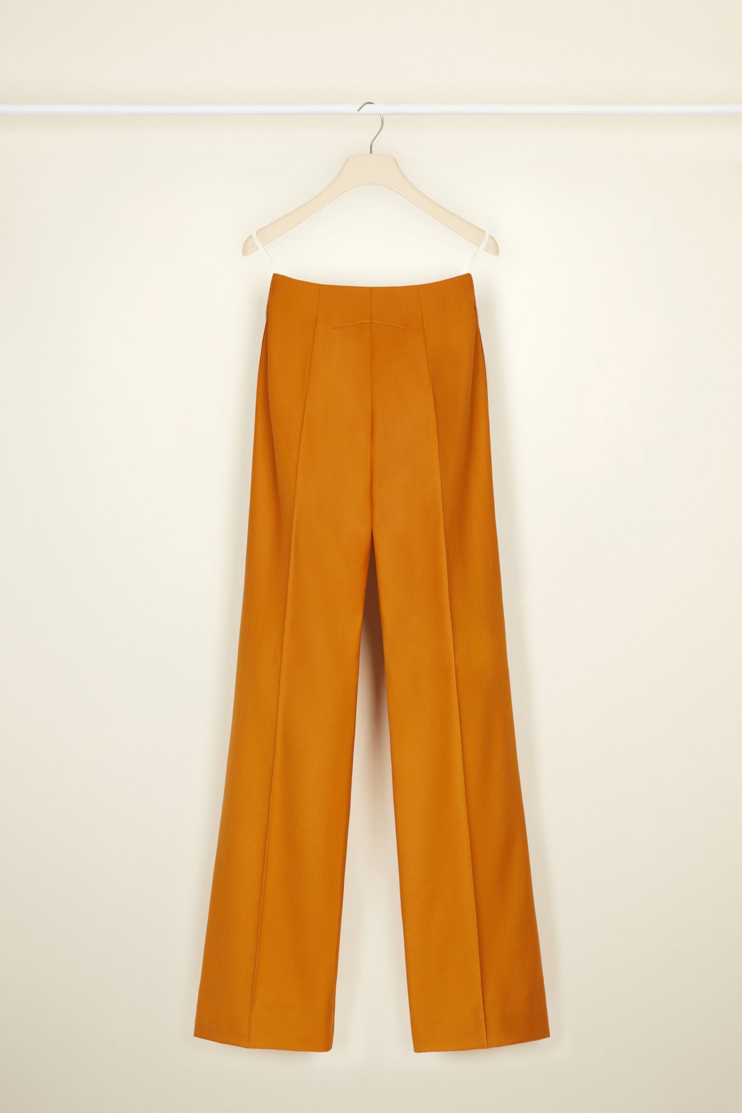 Patou - Pantalone iconico in lana tricotine - Gingerbread - Linee couture e gran sorrisi: la vita in Patou!Pantalone iconico in sergé di lana riciclata color pan di zenzero. Gamba dritta. Chiusura con bottone oro inciso JP e zip. Passanti per cinture e tasche laterali. Pinces signature sul retro.