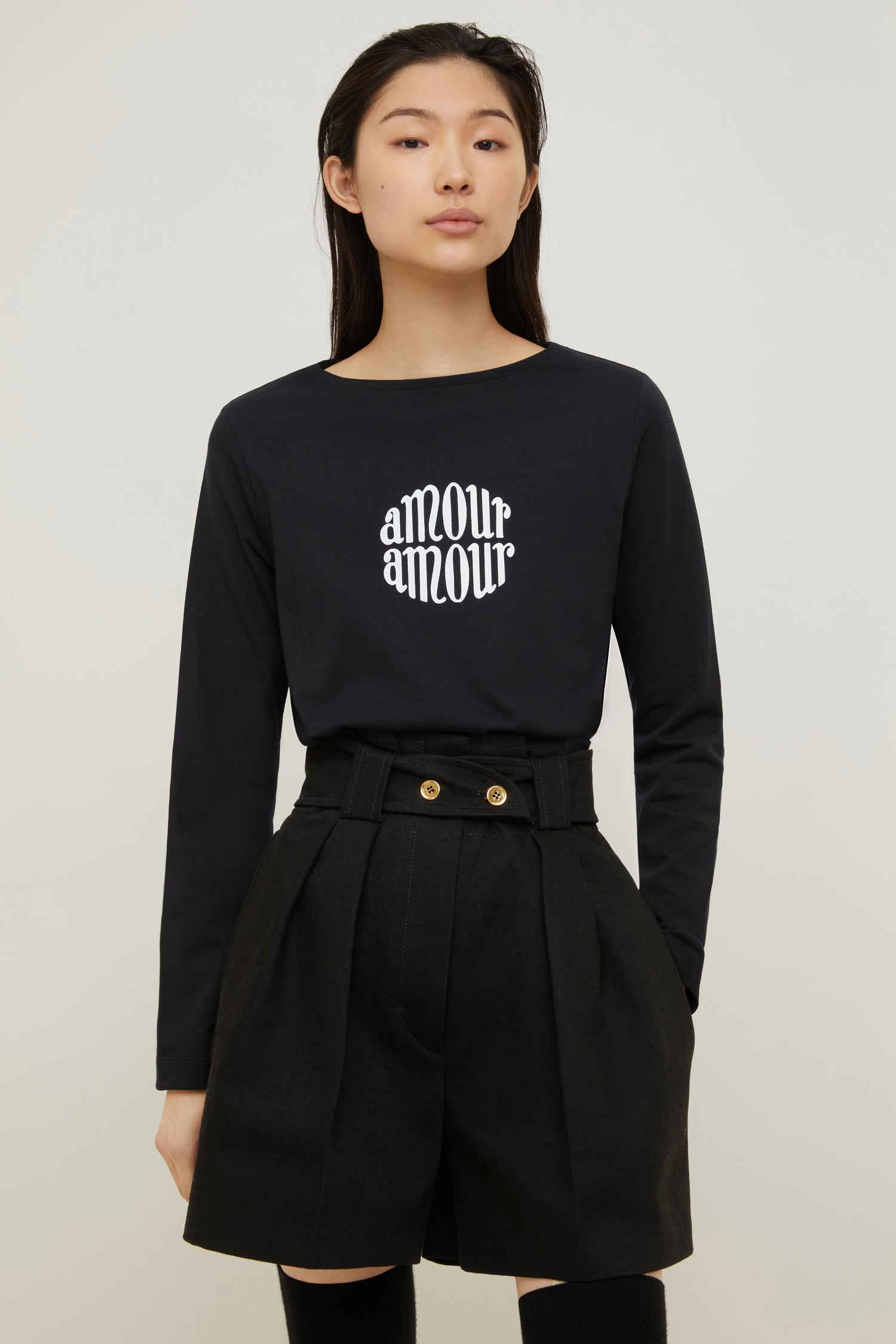 Patou - Pantaloncini con cintura in denim bio - Black - Vita alta, alto volume: il denim firmato Patou.Pantalone in denim bio nero. Vita alta. Cintura con due bottoni oro incisi JP sul davanti. Gamba larga con pieghe a scatola sul davanti.