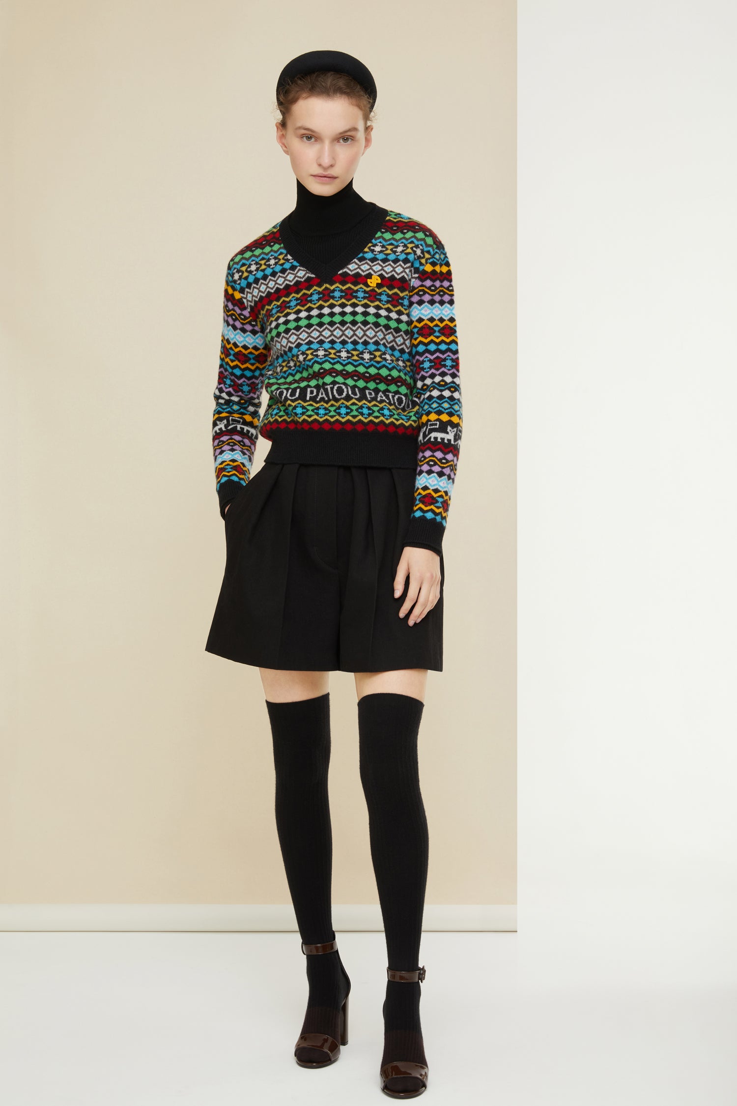 Patou - Pantaloncini con cintura in denim bio - Black - Vita alta, alto volume: il denim firmato Patou.Pantalone in denim bio nero. Vita alta. Cintura con due bottoni oro incisi JP sul davanti. Gamba larga con pieghe a scatola sul davanti.